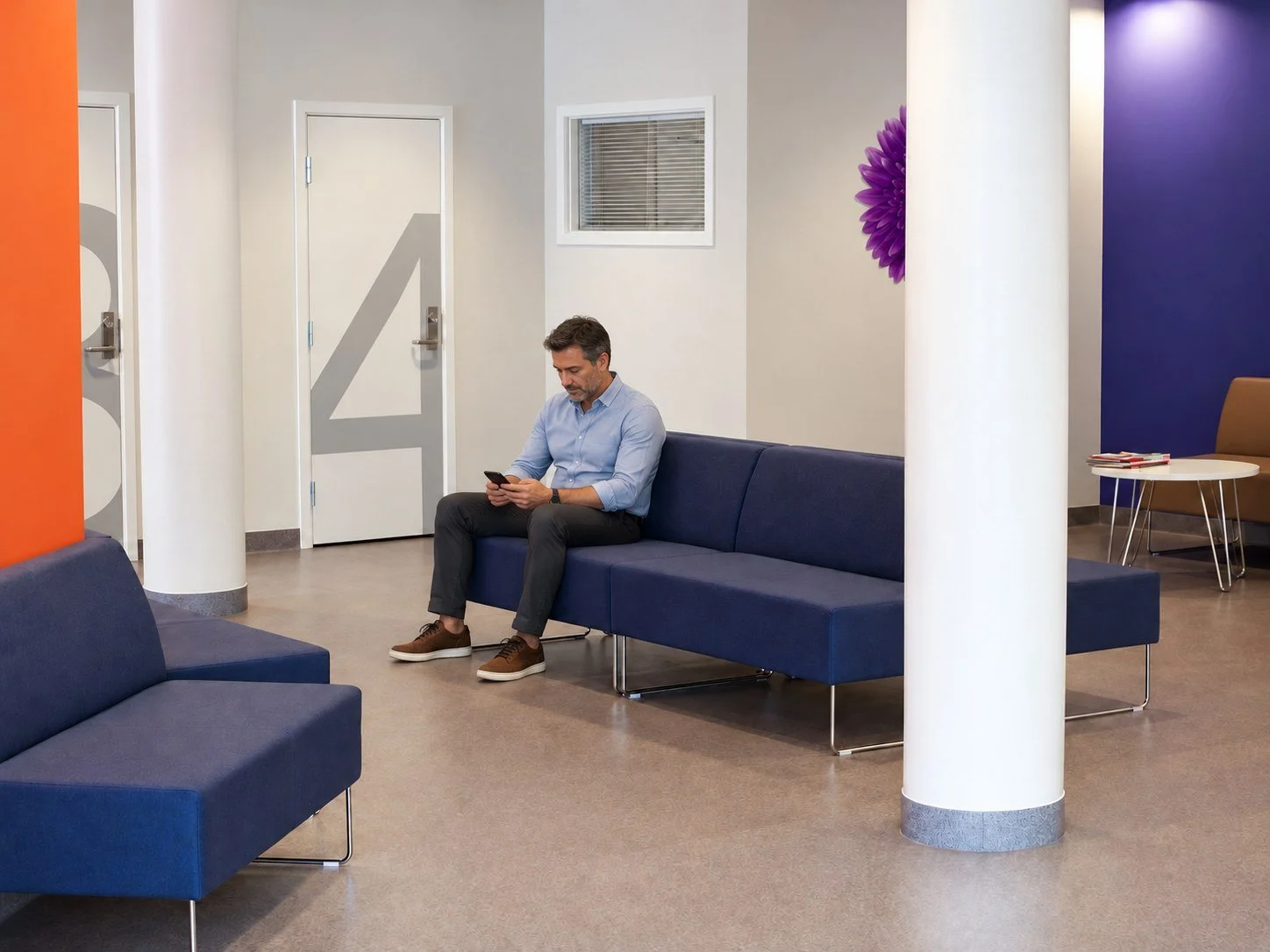 Venterom med søyler og blå sofaer, Unilabs Røntgen