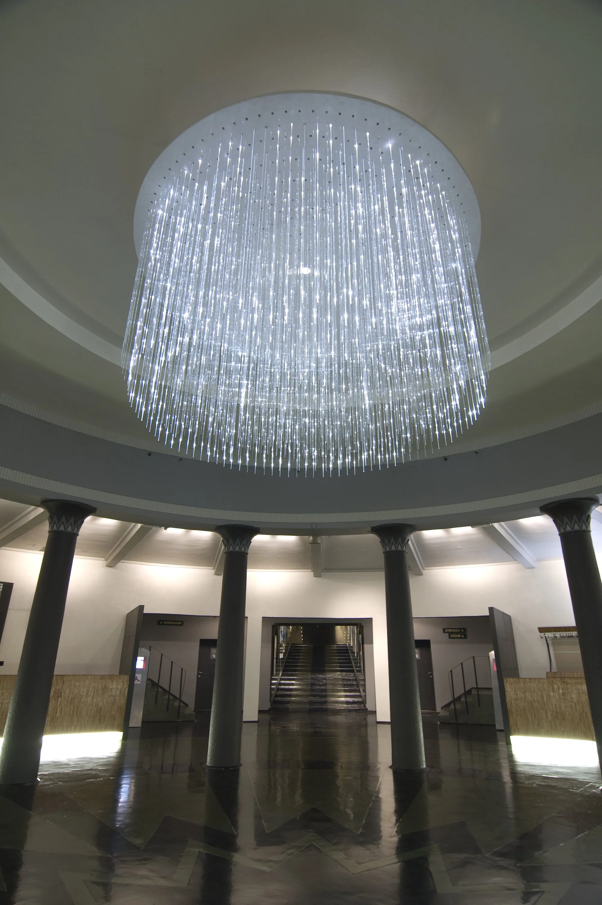 lysekrone-fiberoptisk-rundhall (1).jpg