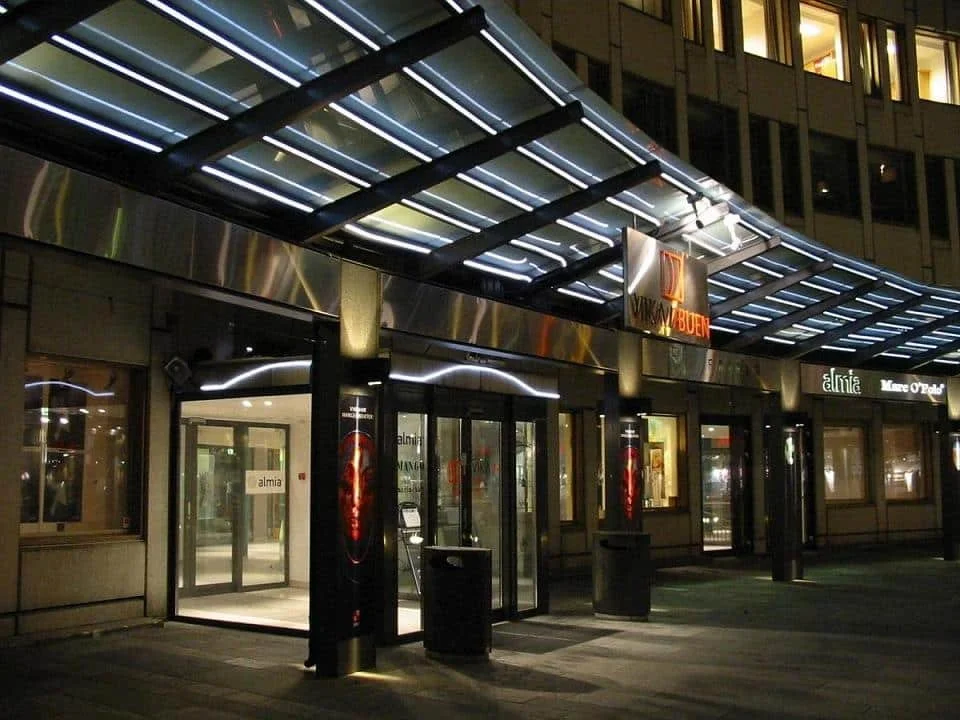 vikasenteret-fiberoptisk-fasade.jpg