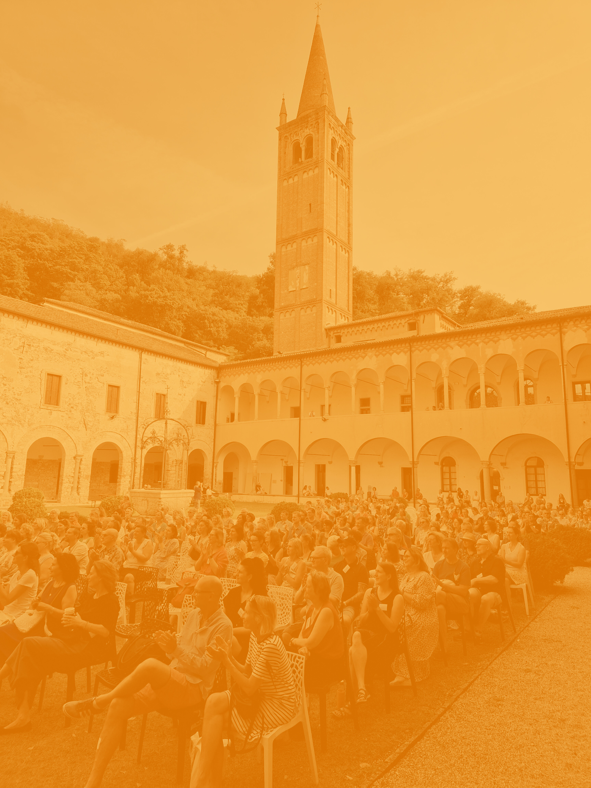 Klosterhof und Teilnehmende des Metaforum Sommercamp