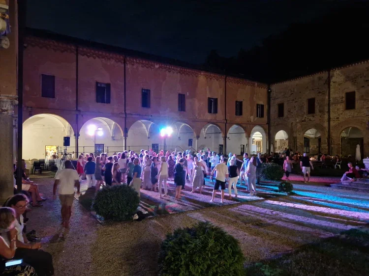 In jeder Campwoche finden oft an zwei Tagen unsere beliebten Metaforum-Partys mit Musik, Darbietungen und Tanz im Innenhof des Klosters San Marco oder am Pool des Hotels Mamma Margherita statt. Alle Teilnehmenden sind herzlich eingeladen.