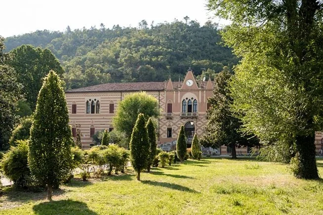 Das ehemalige Augustinerkloster wurde im Jahr 1443 errichtet und ist seit 1937 im Besitz der Ordensgemeinschaft der Salesianer ist. Auch heute noch leben hier einige Mönche dieser Ordensgemeinschaft.