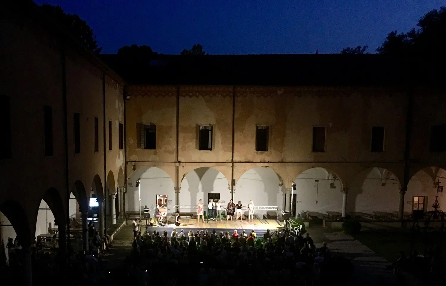 Eine nächtliche Aufnahme des Open-Air-Impro-Theaterstücks im Klosterhof