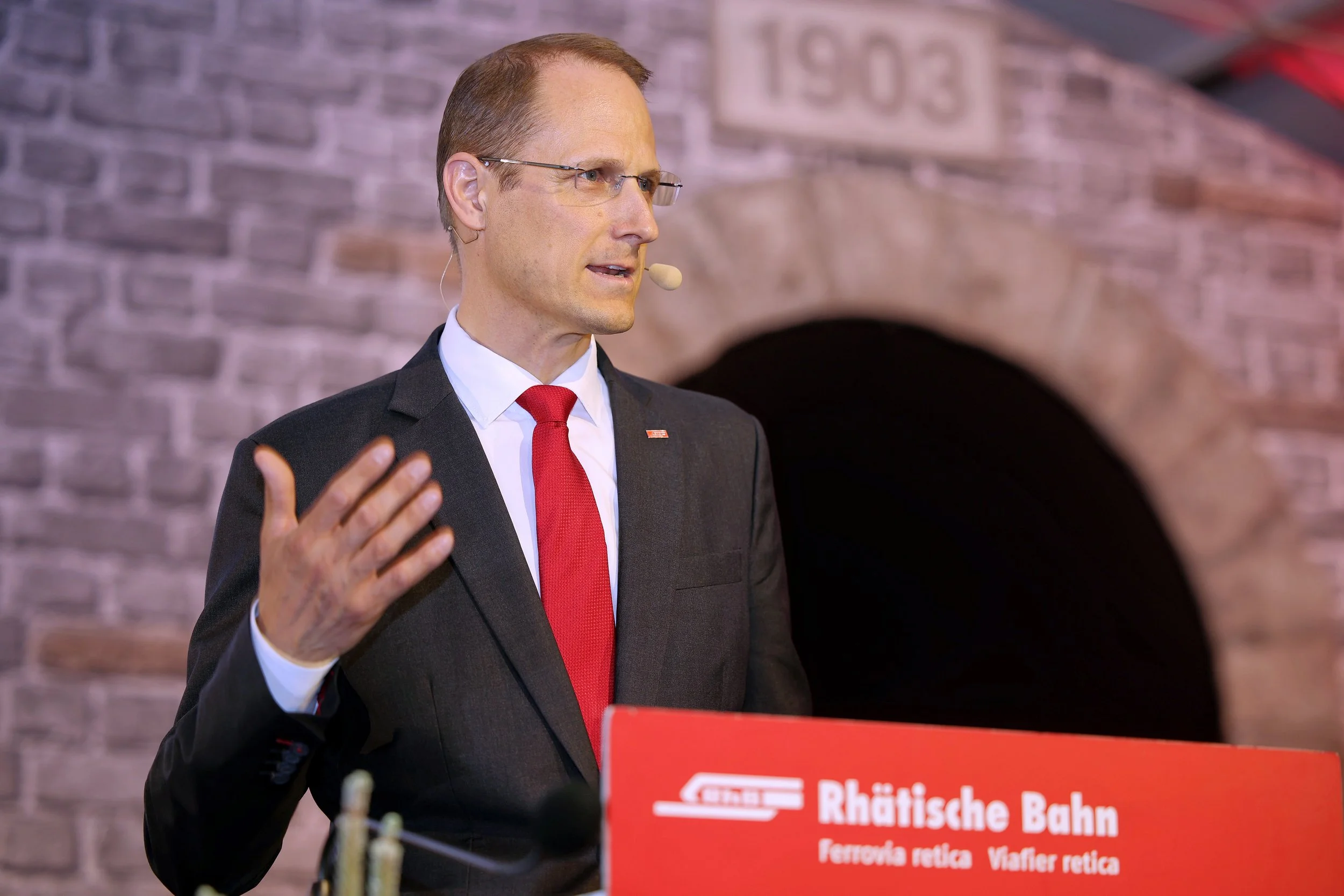 Eröffnungsfeier Albula-II-Tunnel 2024 Preda. RhB-Direktor Renato Fasciati bei seiner Eröffnungsrede im Festzelt.