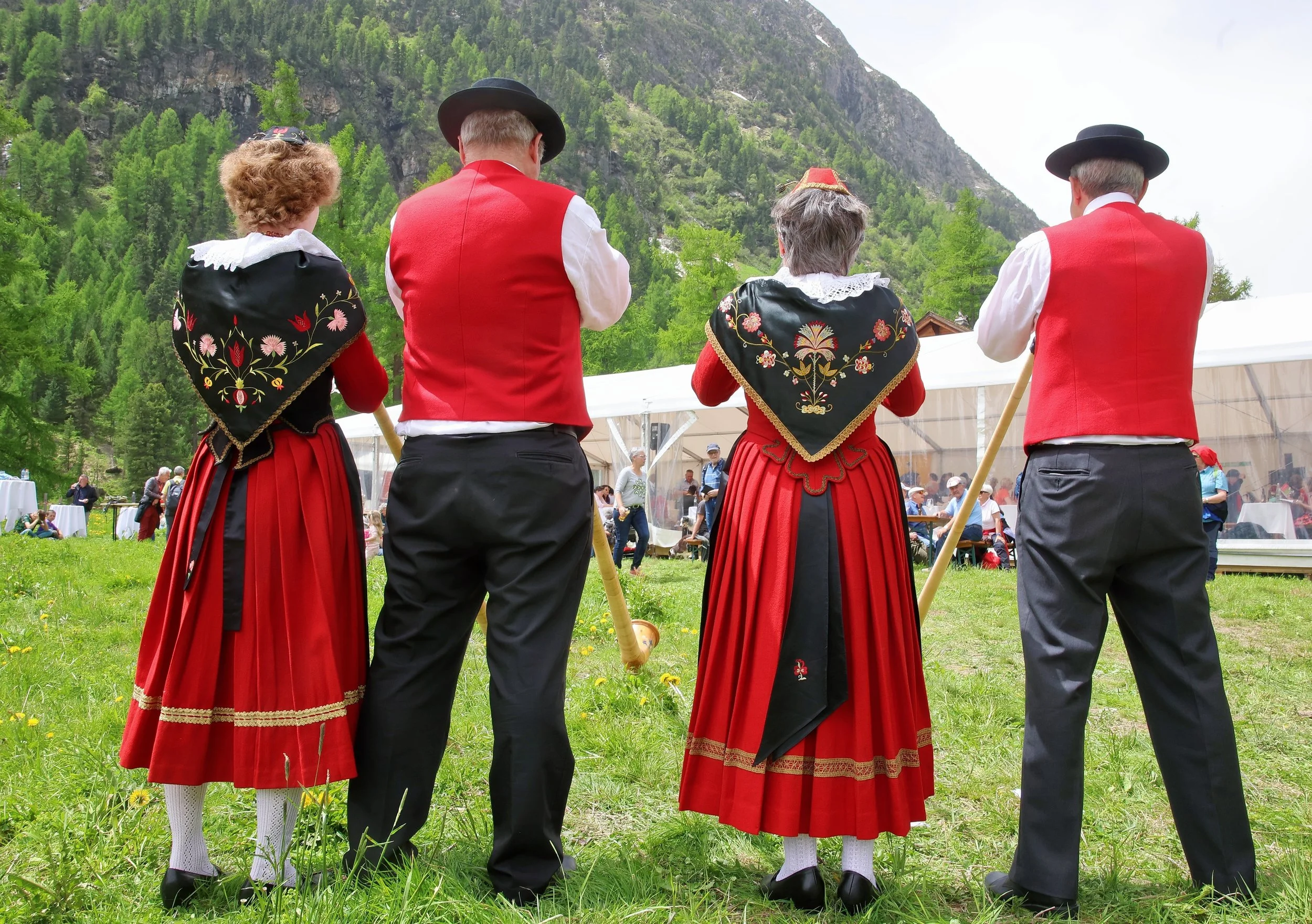 Eröffnung Albula-II-Tunnel 2024 Spinas. Engadiner Alphornbläser:innen vor dem Festzelt.