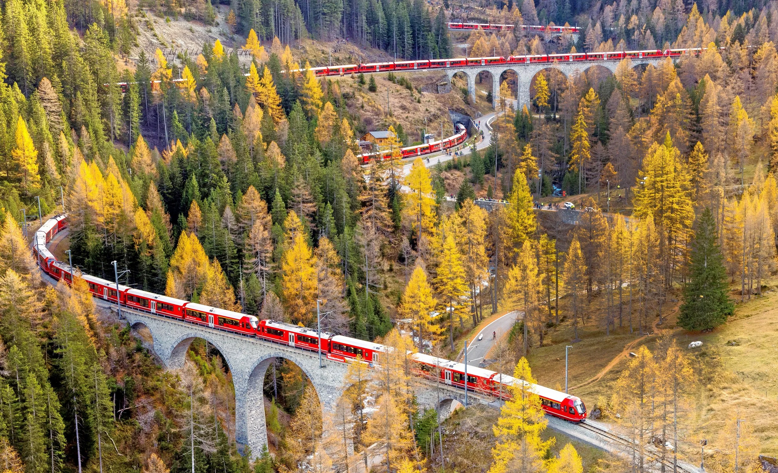RhB-Weltrekord 2022. Längster Passagierzug auf der Albulastrecke. (Bild Philip Schmidli)