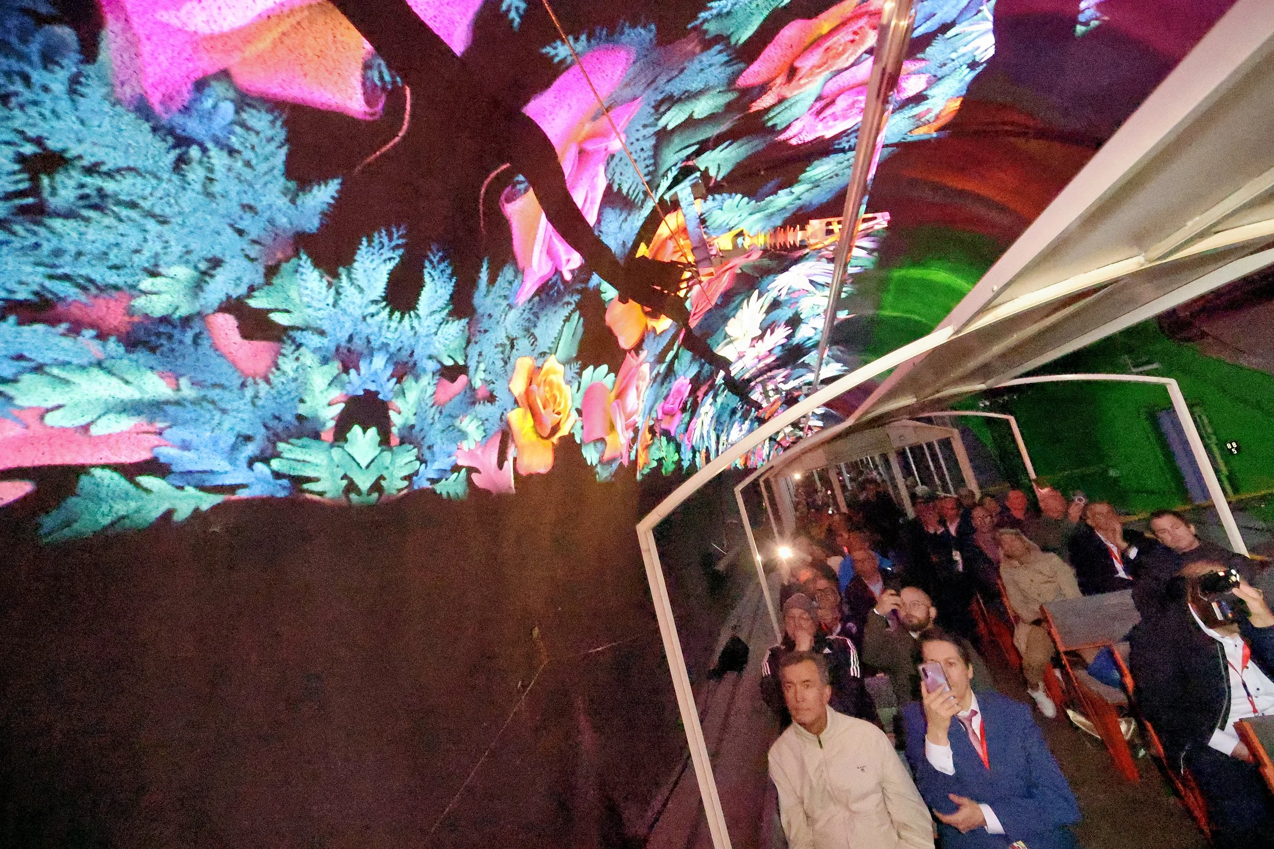 Fahrt mit dem RhB-Panorama durch den neuen Albula-Tunnel mit Lasershow an der Tunneldecke.