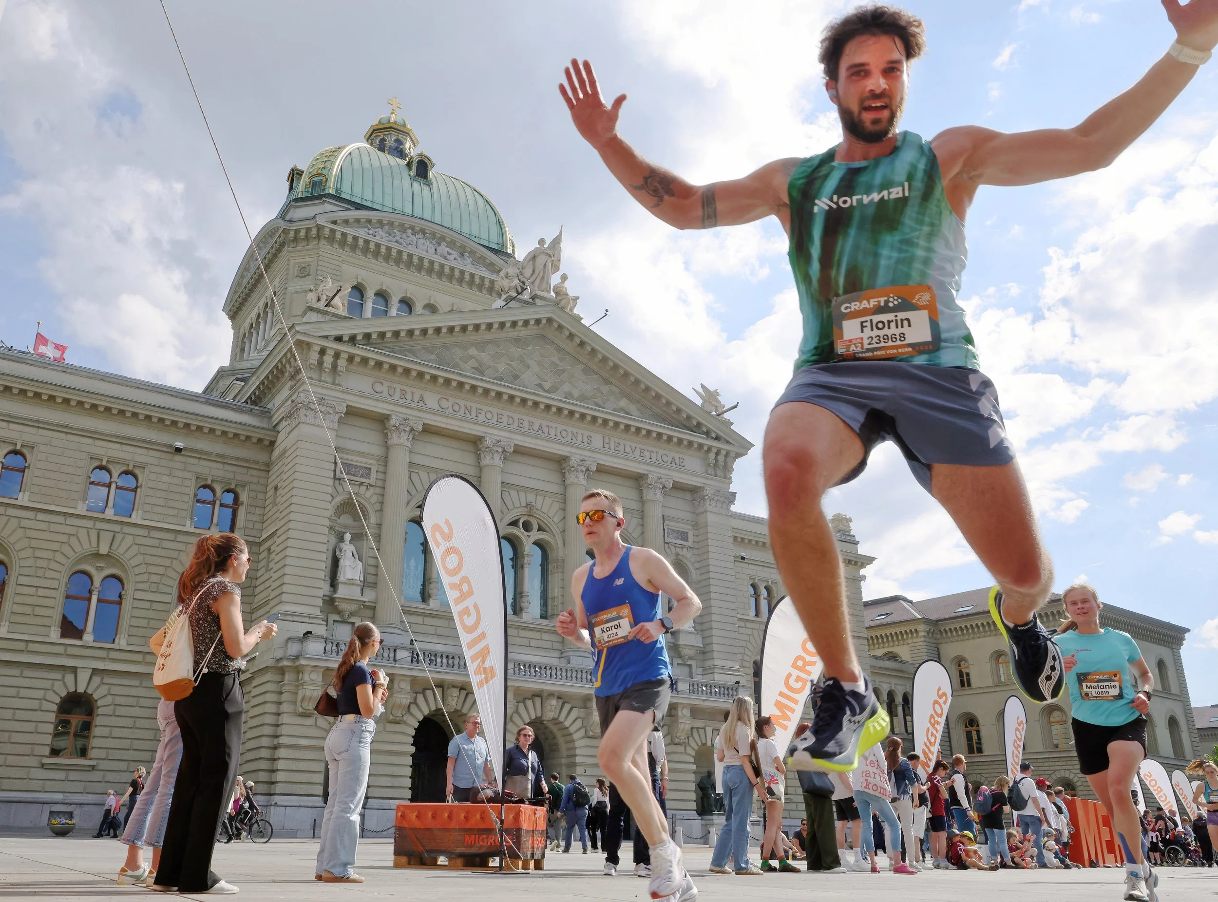 Grand-Prix von Bern 2025. Freudensprung vor dem Bundeshaus.