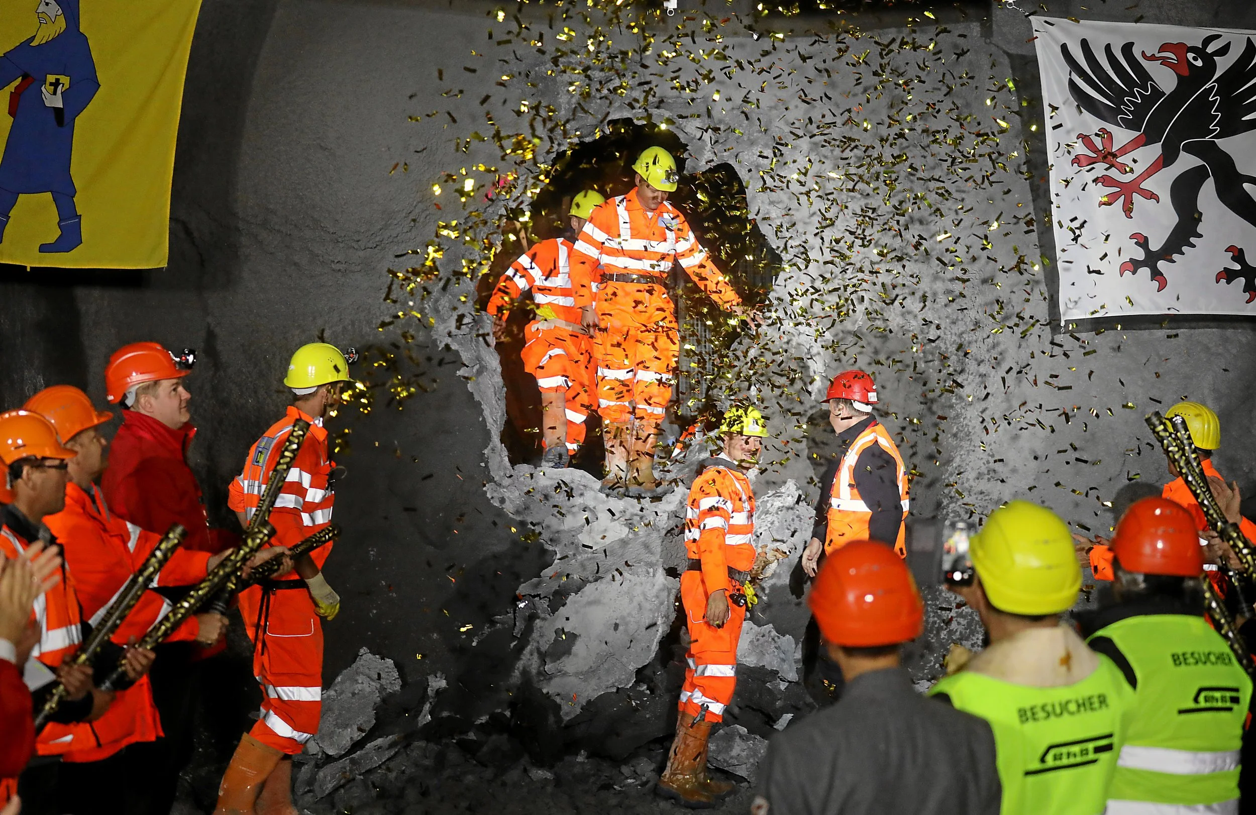 Durchstichsfeier Albula-II-Tunnel 2018. Die ersten Arbeiter aus dem Süden steigen durch das neue "Loch" in den Nordteil.