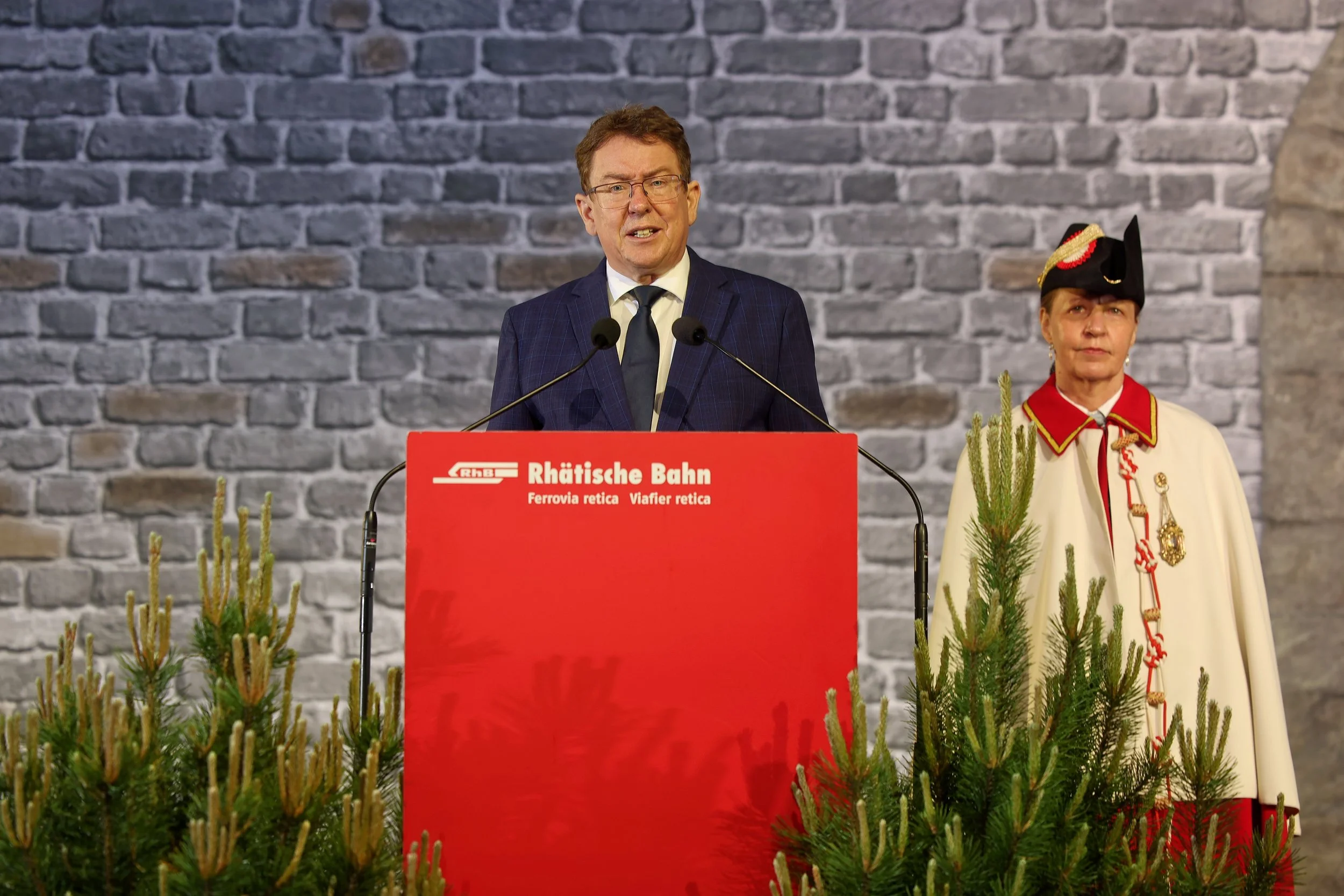 Eröffnung Alubla-II-Tunnel Preda. Bundesrat Albert Rösti beglückwünscht die RhB zum neuen Tunnel.