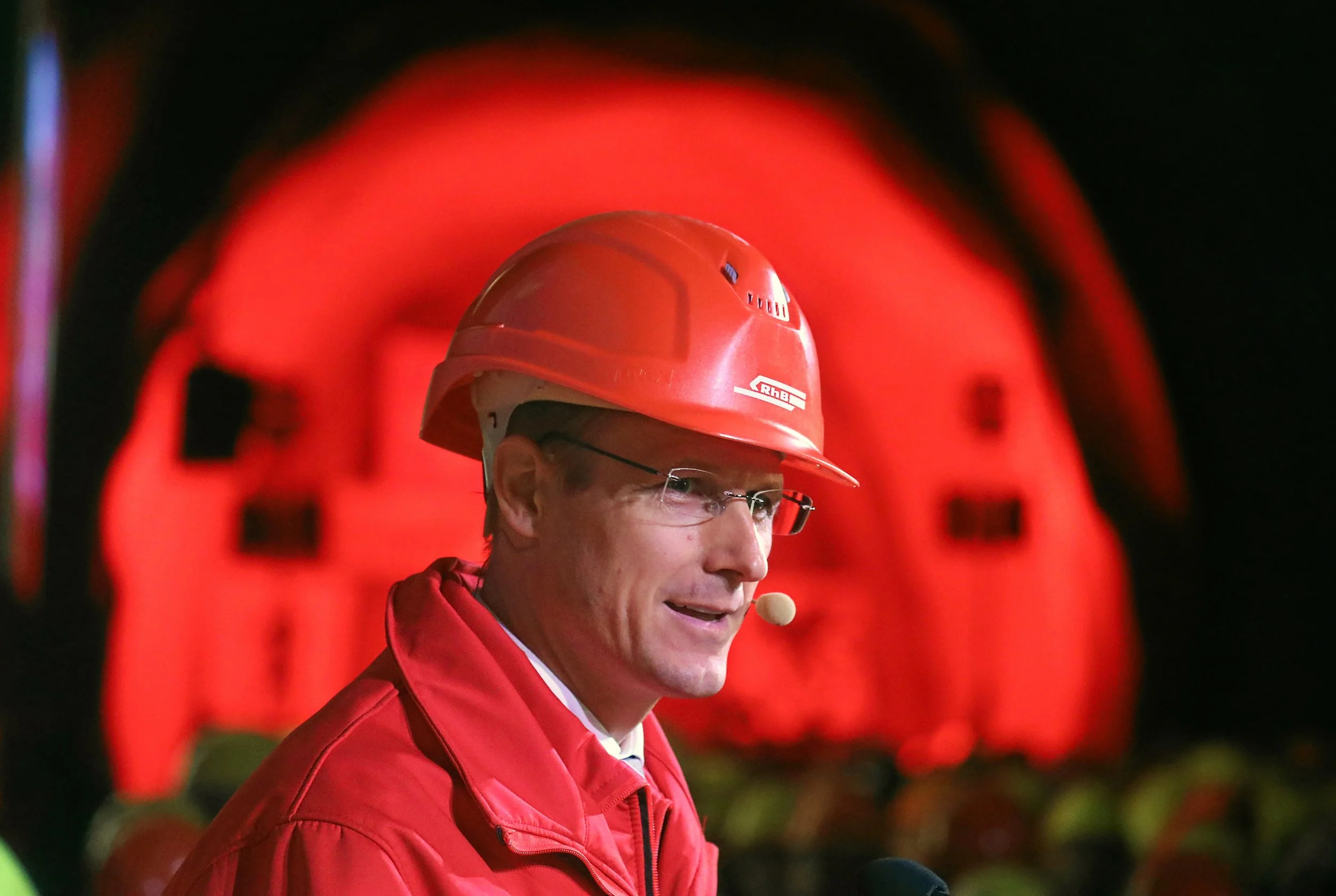 Durchstichsfeier Albula-II-Tunnel 2018. RhB-Direktor Renato bedankt sich bei Arbeitern und Mitarbeitern für deren Einsatz.