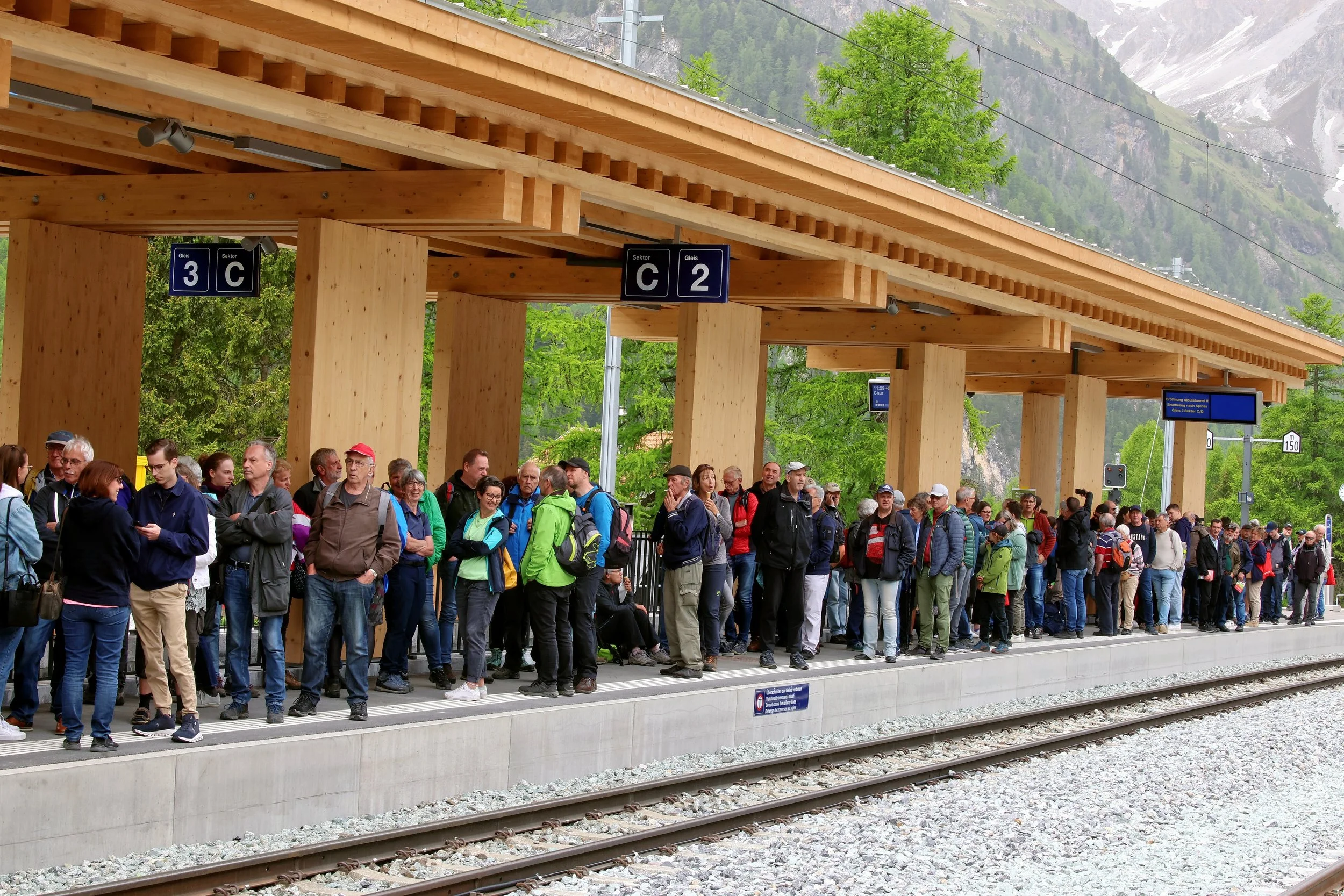 Eröffnungsfeier Albula-II-Tunnel 2024 Preda. Die Gäste warten auf den RhB-Sonderzug durch den Tunnel.