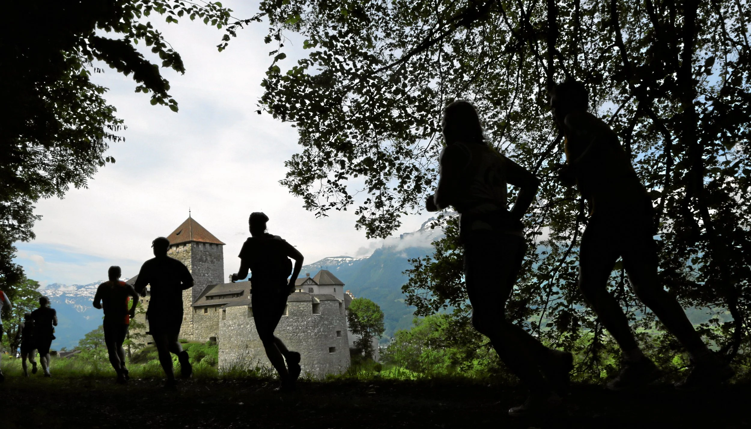 LGT Marathon 20212 Vaduz. Läufer;innen passieren das fürstliche Schloss.