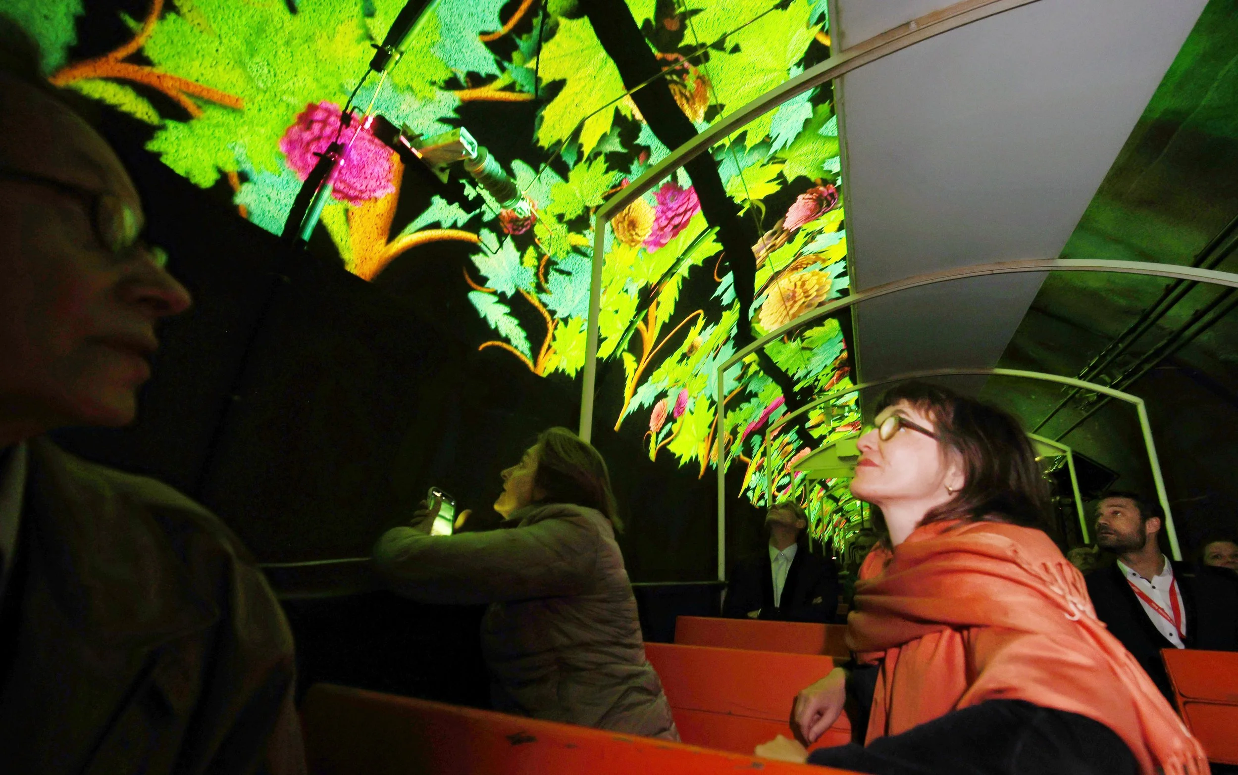 Eröffnung Albula-II-Tunnel. Regierungsrätin Cornelia Maissen bewundert die Lightshow.