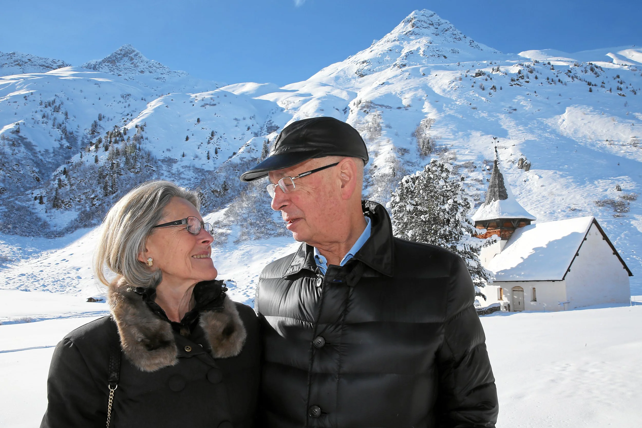 WEF-Jahrestreffen 2015. Klaus und Hilde Schwab vor dem Sertiger Kirchlein, wo sie einst geheiratet haben.