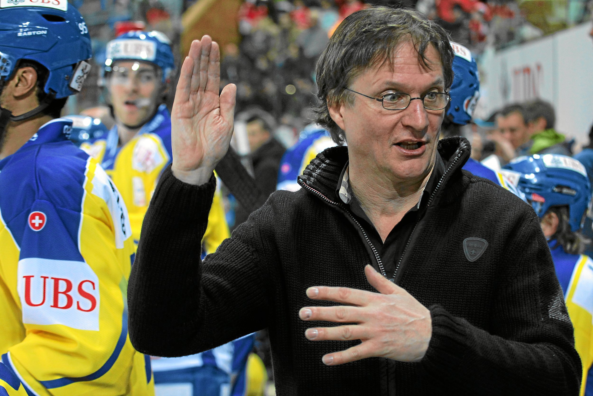 HCD-Trainer Arno Del Curto als Verkehrspoilizist