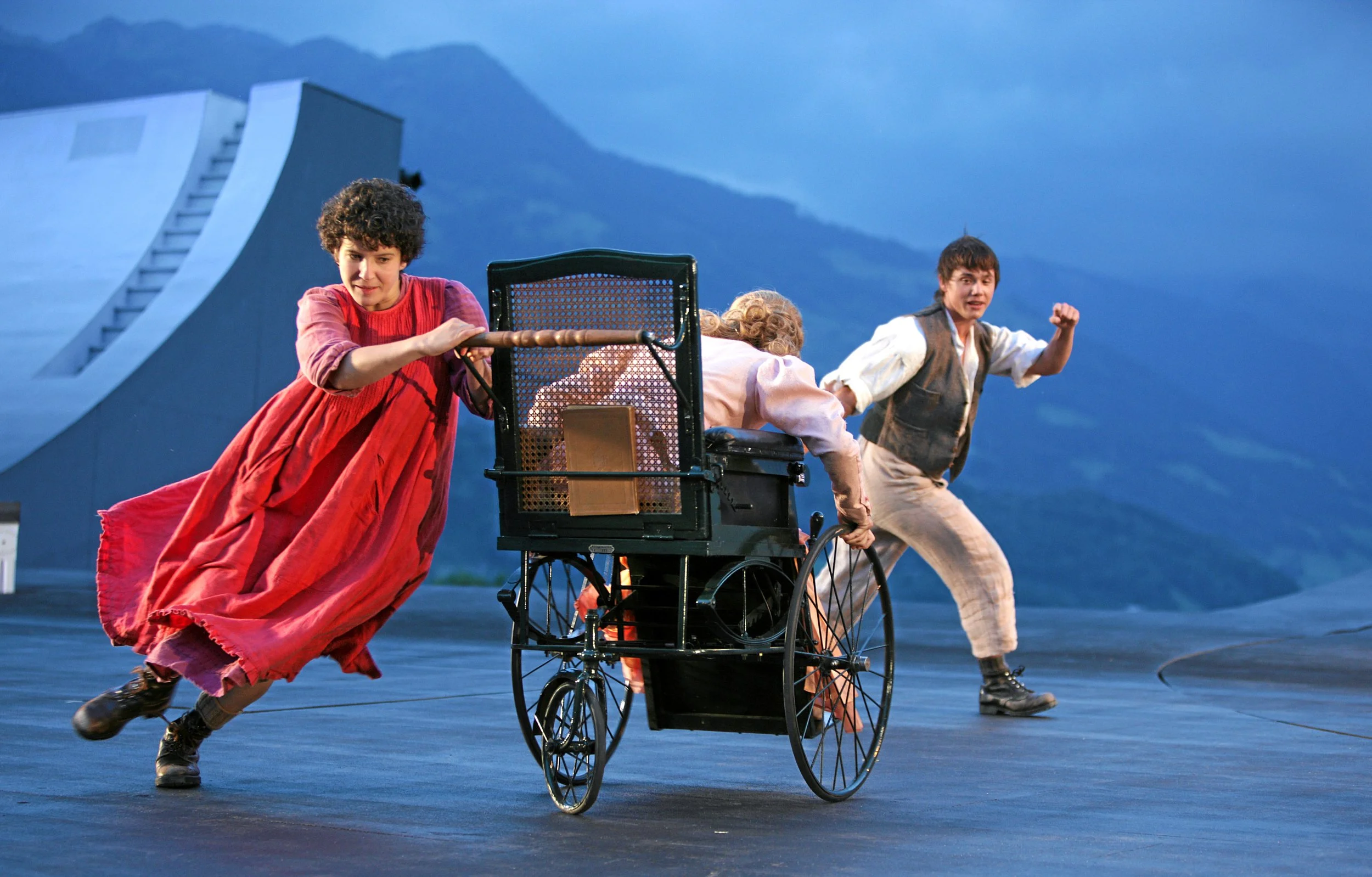 Heidi - das Musical II. Heidi und Peter wirbeln Clara wirbeln Clara über die Bühne.