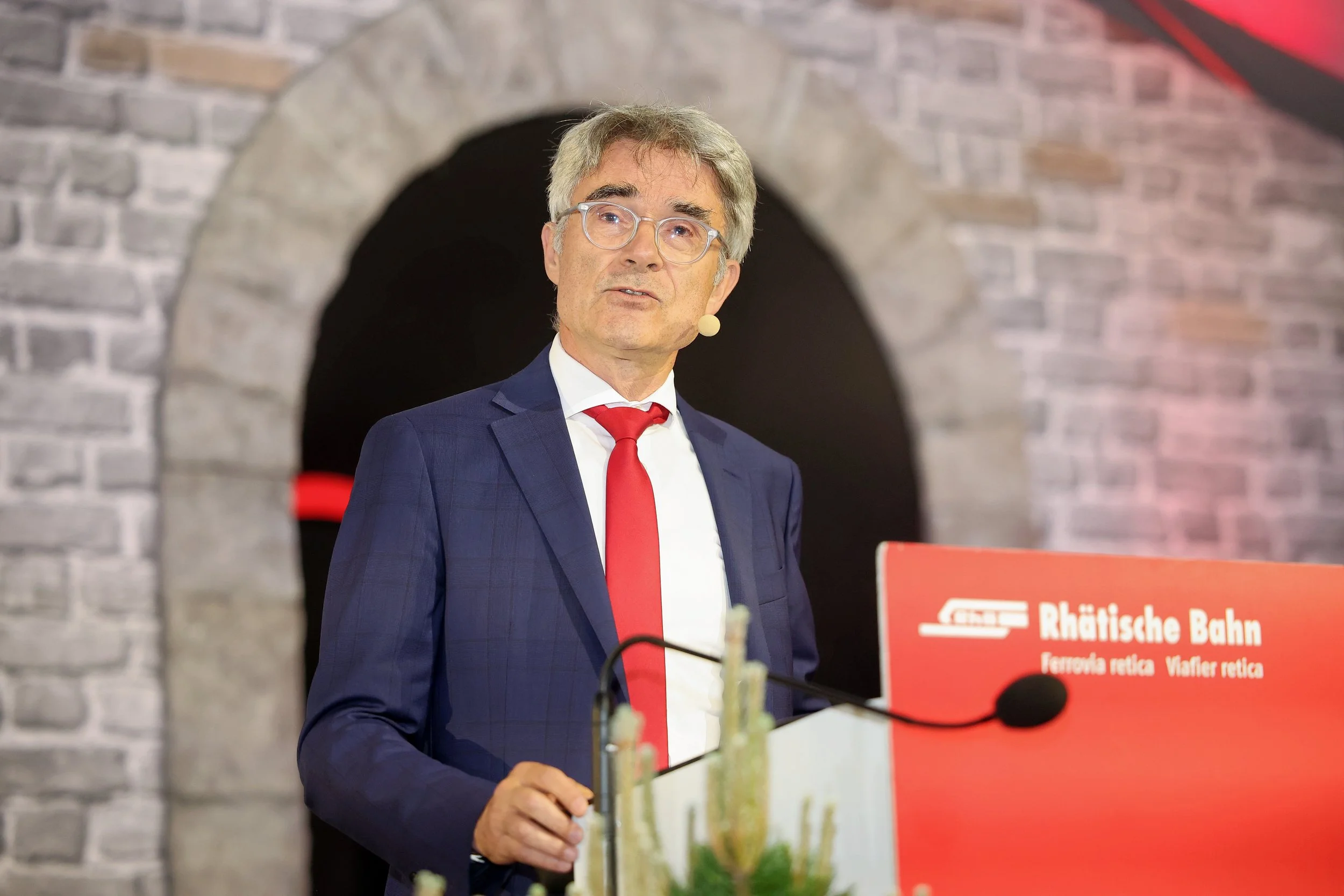 Eröffnungsfeier Albula-II-Tunnel 2024 Preda. Renato Cavigelli, VR-Präsident der RhB. bei seiner Ansparche zu den Gästen.