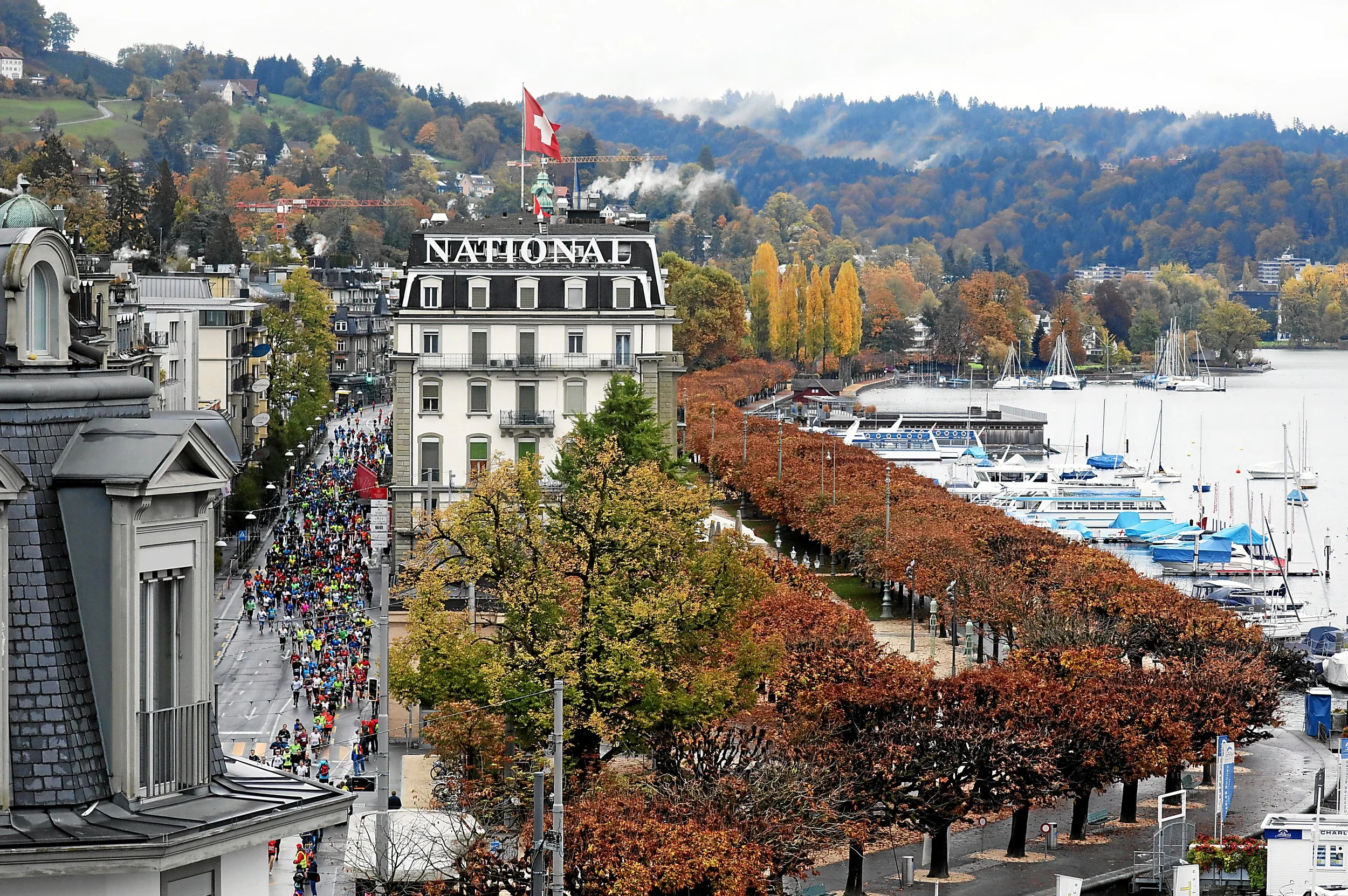 Swiss City Marathon 2018 Luzern. Eine Marathon-Startgruppe läuft auf der Halden ins Stadtzentrum.