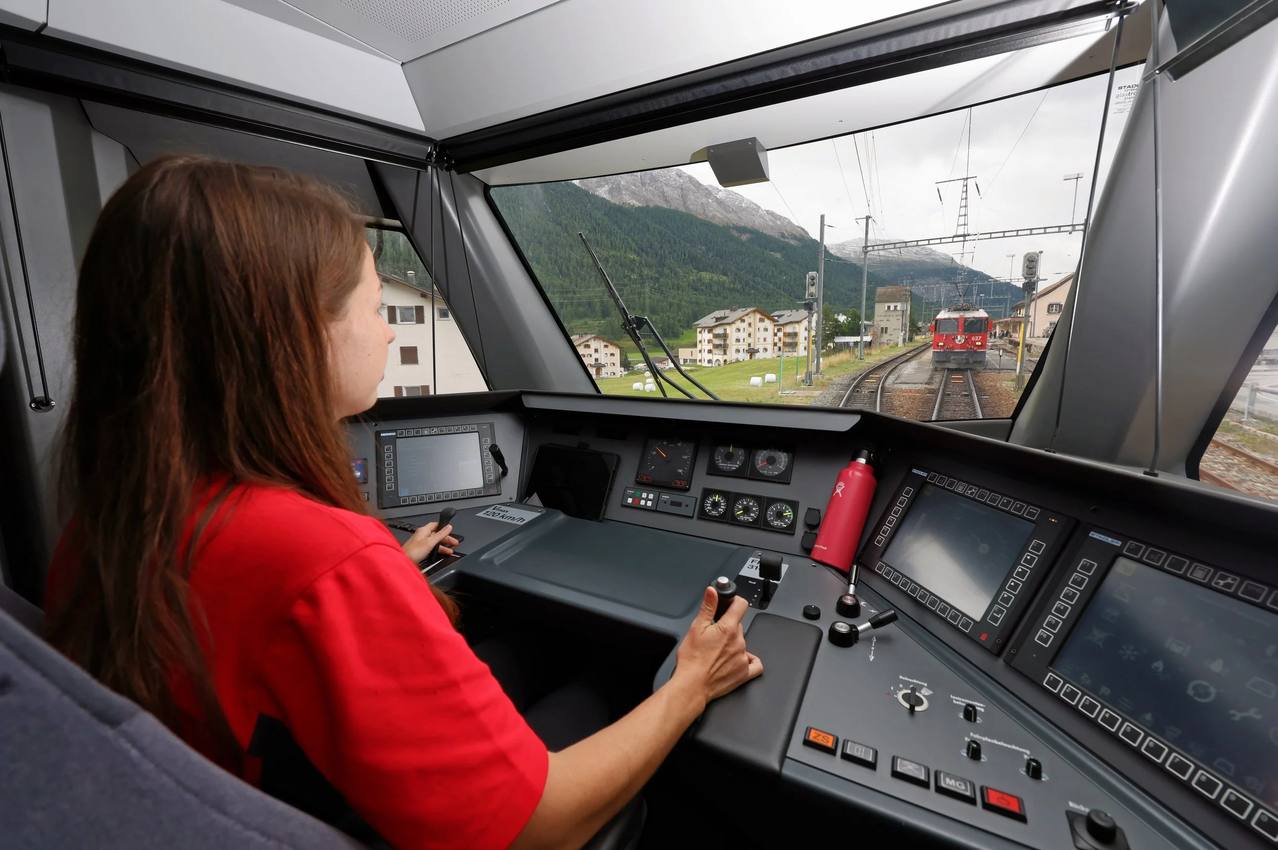 RhB-Mitarbeiter halten an über 1500 Stellen die Rhätische Bahn am Laufen. Lökführerinnen haben Personallücke bei Männern geschlossen.