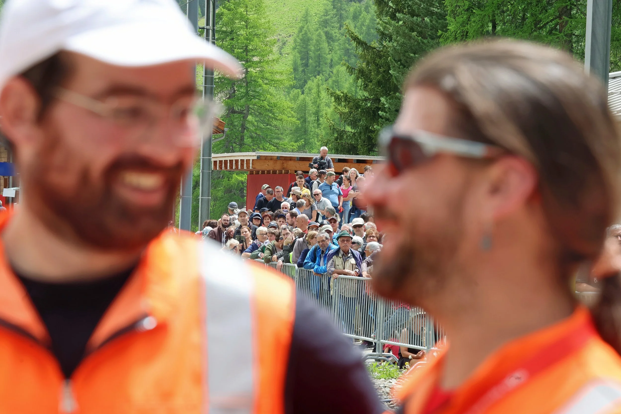 Eröffnungsfest Albula-II-Tunnel 2024 Spinas. Grosser Andrang auf den RhB-Sonderzug in Spinas - RhB-Mitarbeiter bleiben cool.