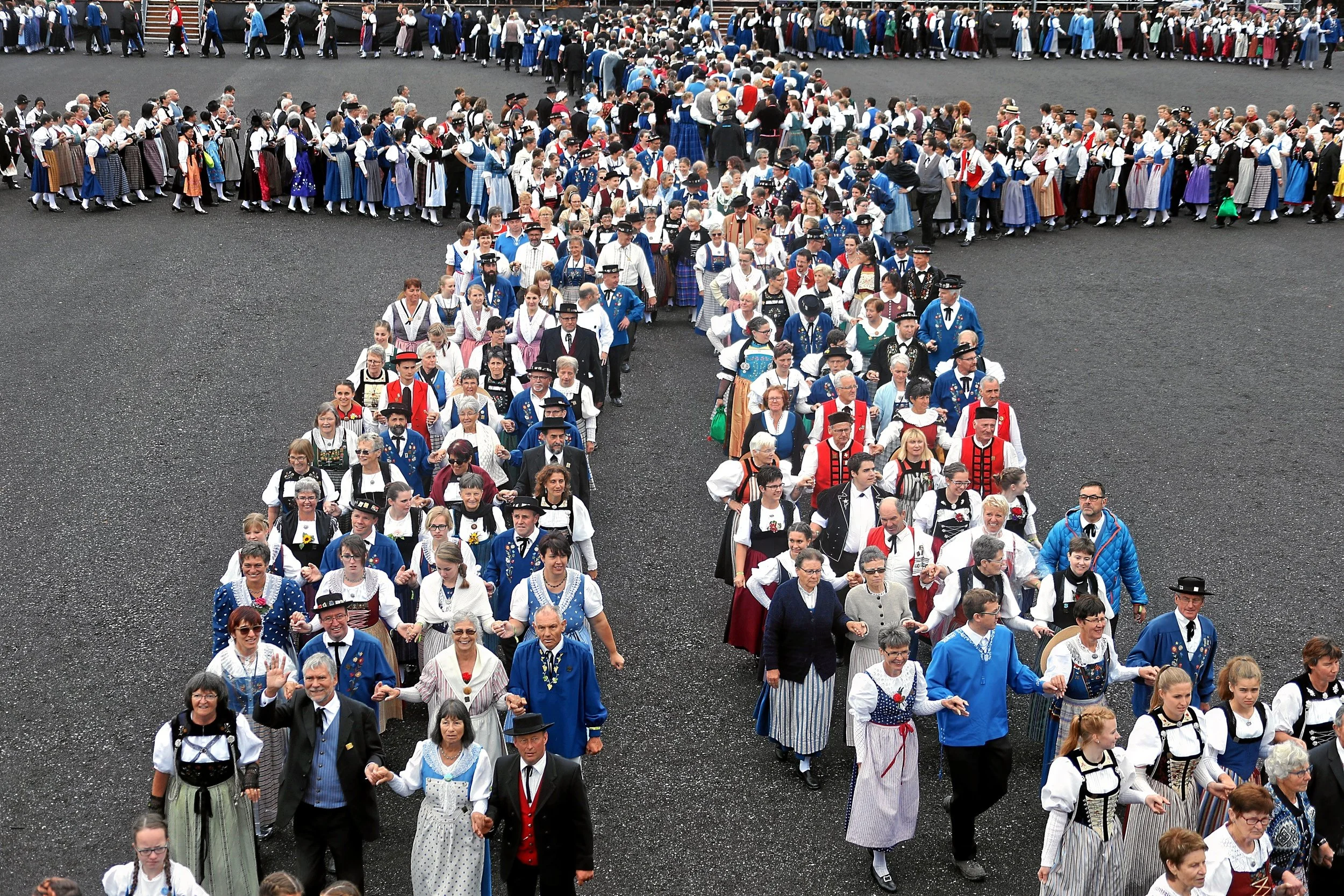 Unspunnen-Fest 2017 Interlaken. Massenaufmarsch der Tänzergruppen am Festakt.