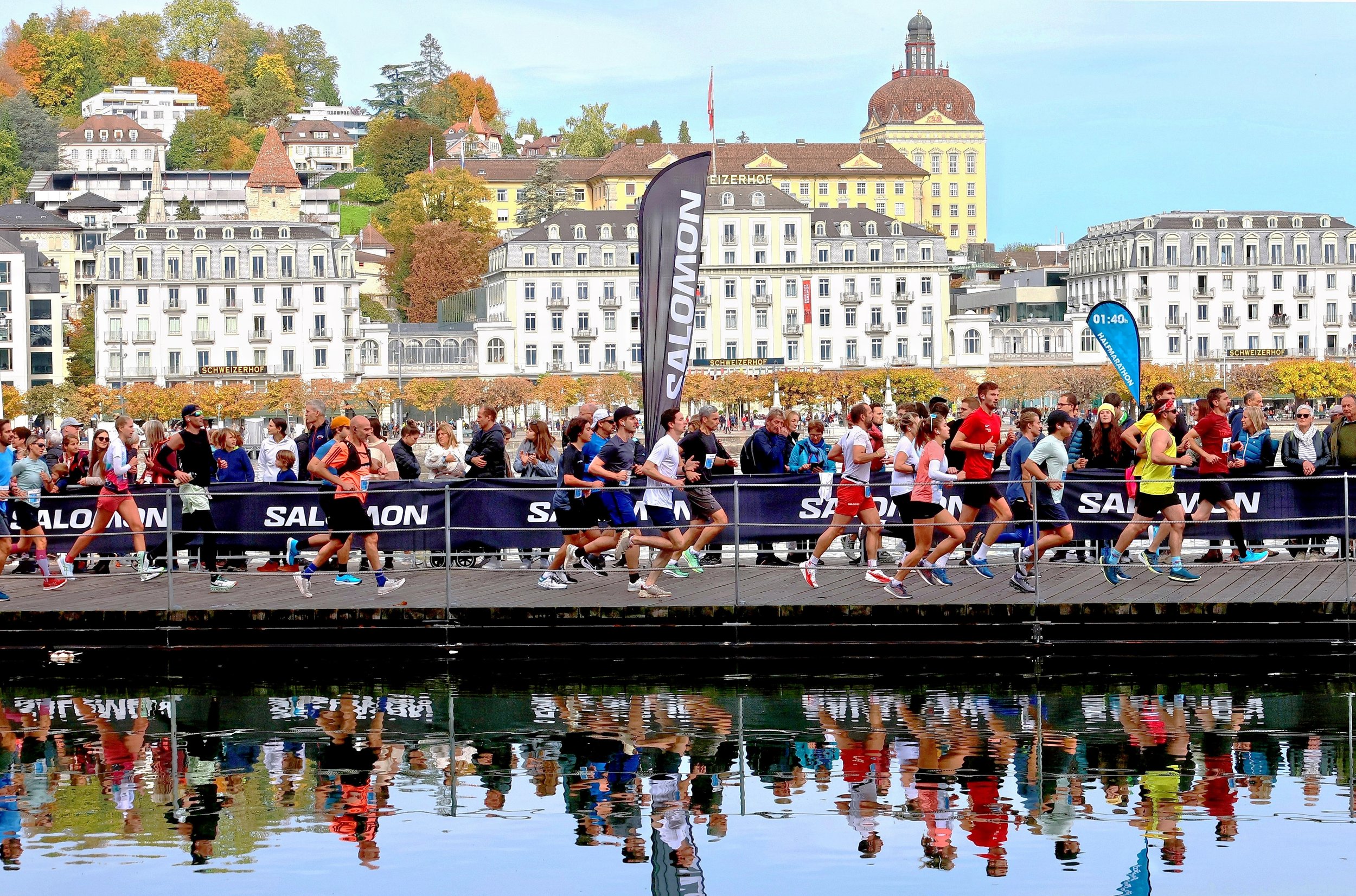 Siwss City Marathon Luzern. Lauf am KKL vorbeit mit Stadt im Hintergrund.