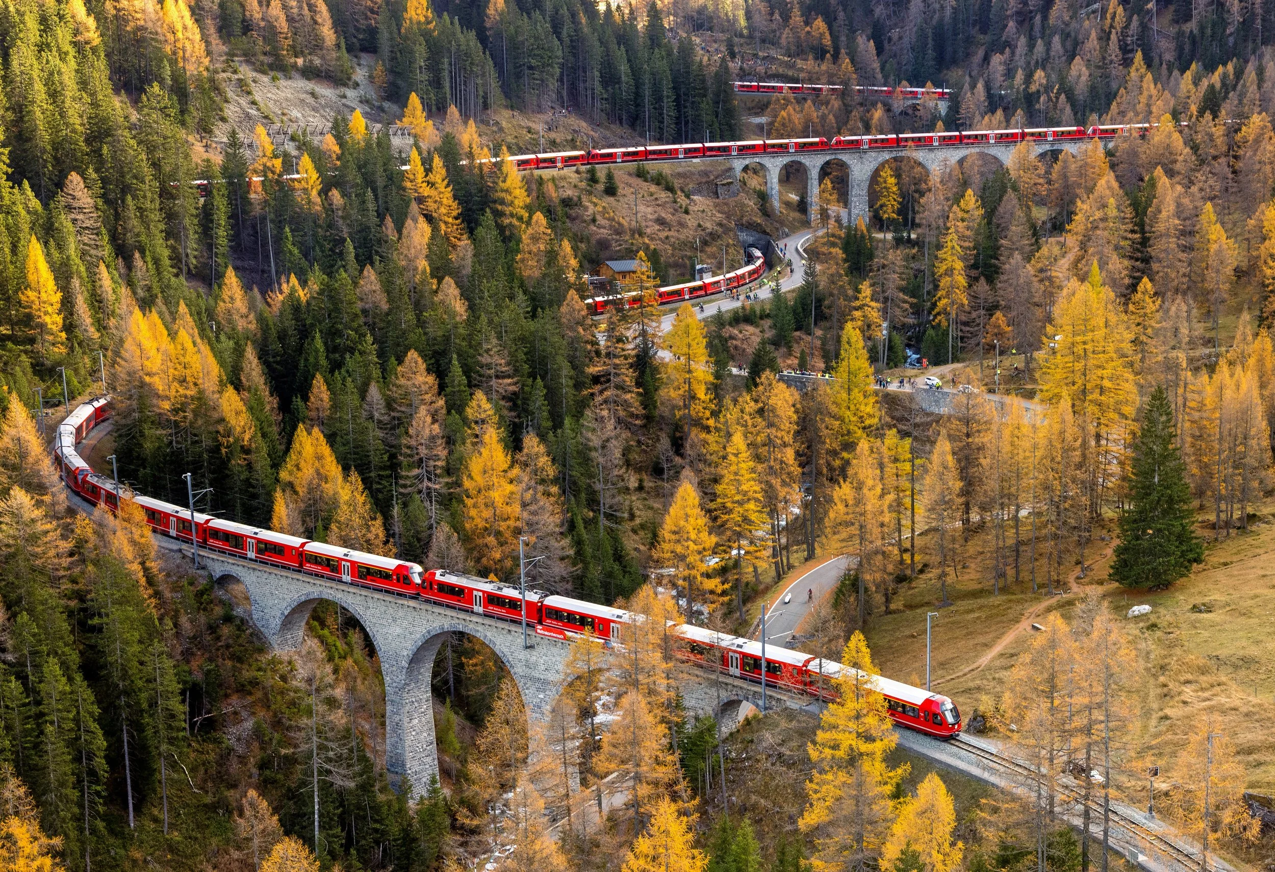 RhB-Weltrekordversuch  2022 mit dem längsten Passagierzug der Welt im Albulatal. 1906 Meter lang mit 100 Wagen.
