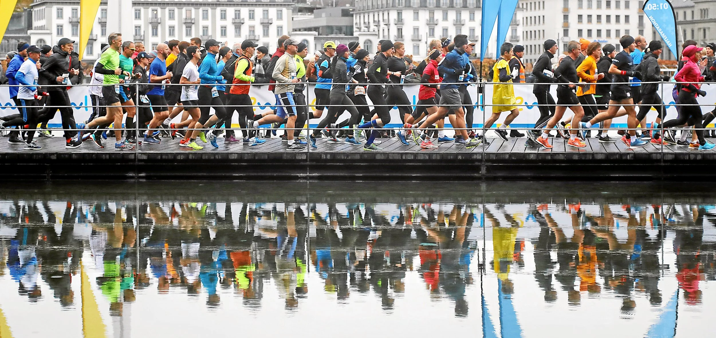Swiss City Marathon Lucerne. Spiegelbild beim KKL