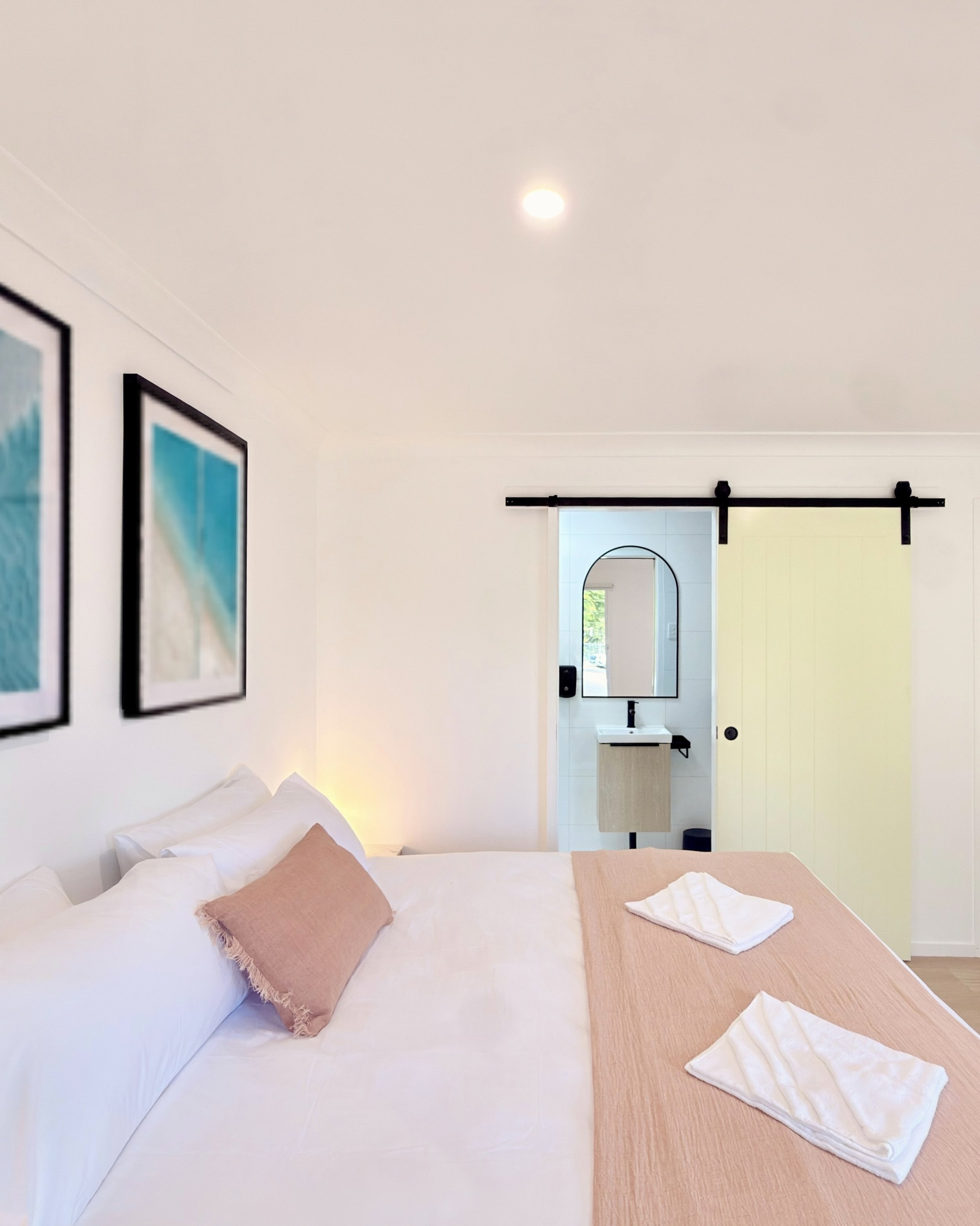 Backpacking doesn&rsquo;t always have to mean a bunk bed&hellip;

Our Deluxe King Rooms come with a private ensuite, air-con and plenty of space to switch off when you&rsquo;re ready for some downtime

All the fun of staying at Hervey&rsquo;s, with a