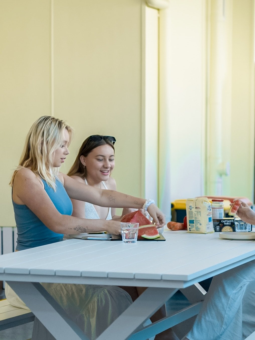 Some of the best hostel chats happen around the kitchen table 🍉🧡

Our al fresco kitchen is one of our favourite places to hang out at Hervey&rsquo;s. There&rsquo;s plenty of room to cook, grab a seat and catch up with your new mates

What are you c