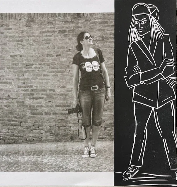 Linoldruck einer weiblichen Figur, die auf ein Foto der Malerin schaut,