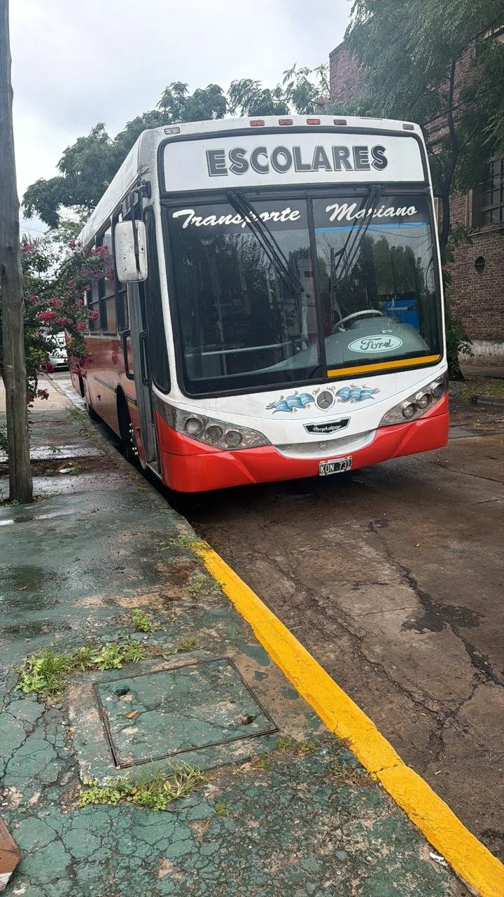 🎒 Transporte Escolar  Traslados diarios y especiales para instituciones educativas, con máxima seguridad y responsabilidad.  🌞 Colonias y excursiones  Servicio ideal para salidas recreativas, viajes grupales y actividades de temporada.