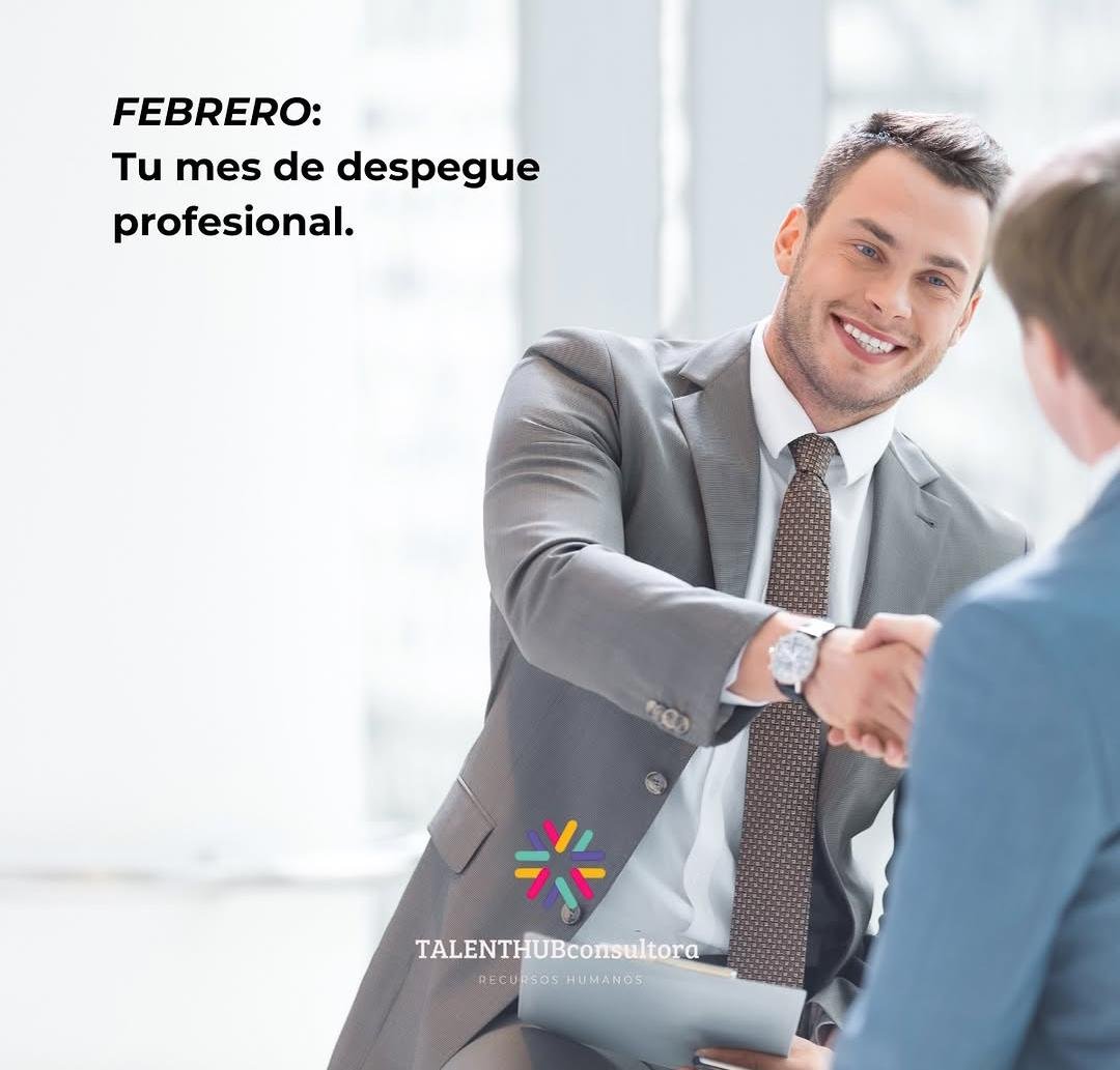 Hombre de negocios sonriendo y dando la mano a otra persona en una oficina, con texto que dice 'Febrero: Tu mes de despegue profesional'. Logotipo de Talenthub Consultora Recursos Humanos.