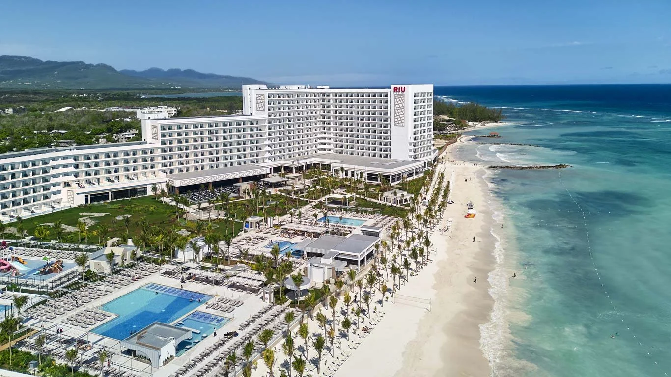 riu aquarelle wb.jpg