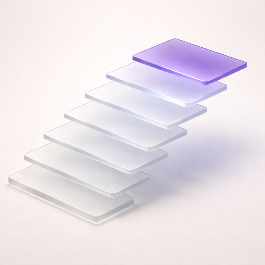 Mehrere schwebende, transparente, quadratische Scheiben in Weiß und Violett, angeordnet in einer aufsteigenden Linie.