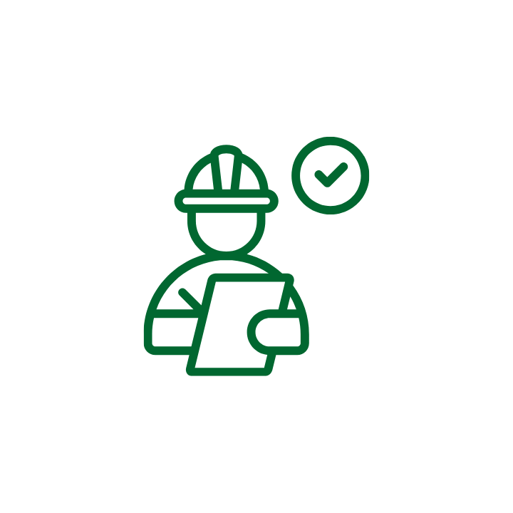 En enkel grön ikon av en person i byggarutrustning med hjälm som håller ett dokument och en checkmark i en cirkel.