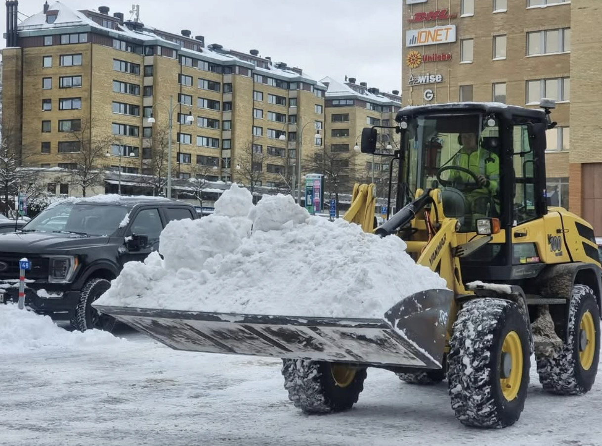 Falkdahl snöröjning med grävskopa