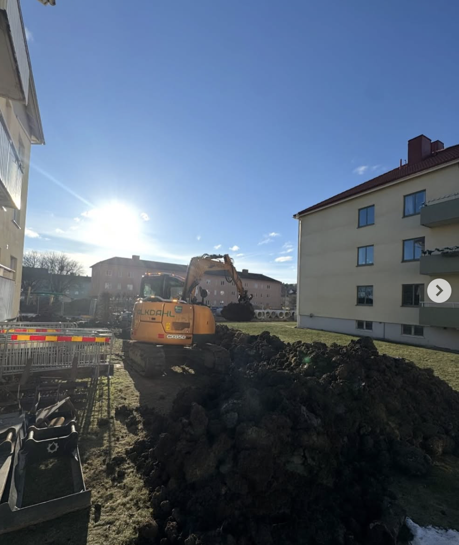 Falkdahls grävskopa på ett dräneringsjobb i flerfamiljshus