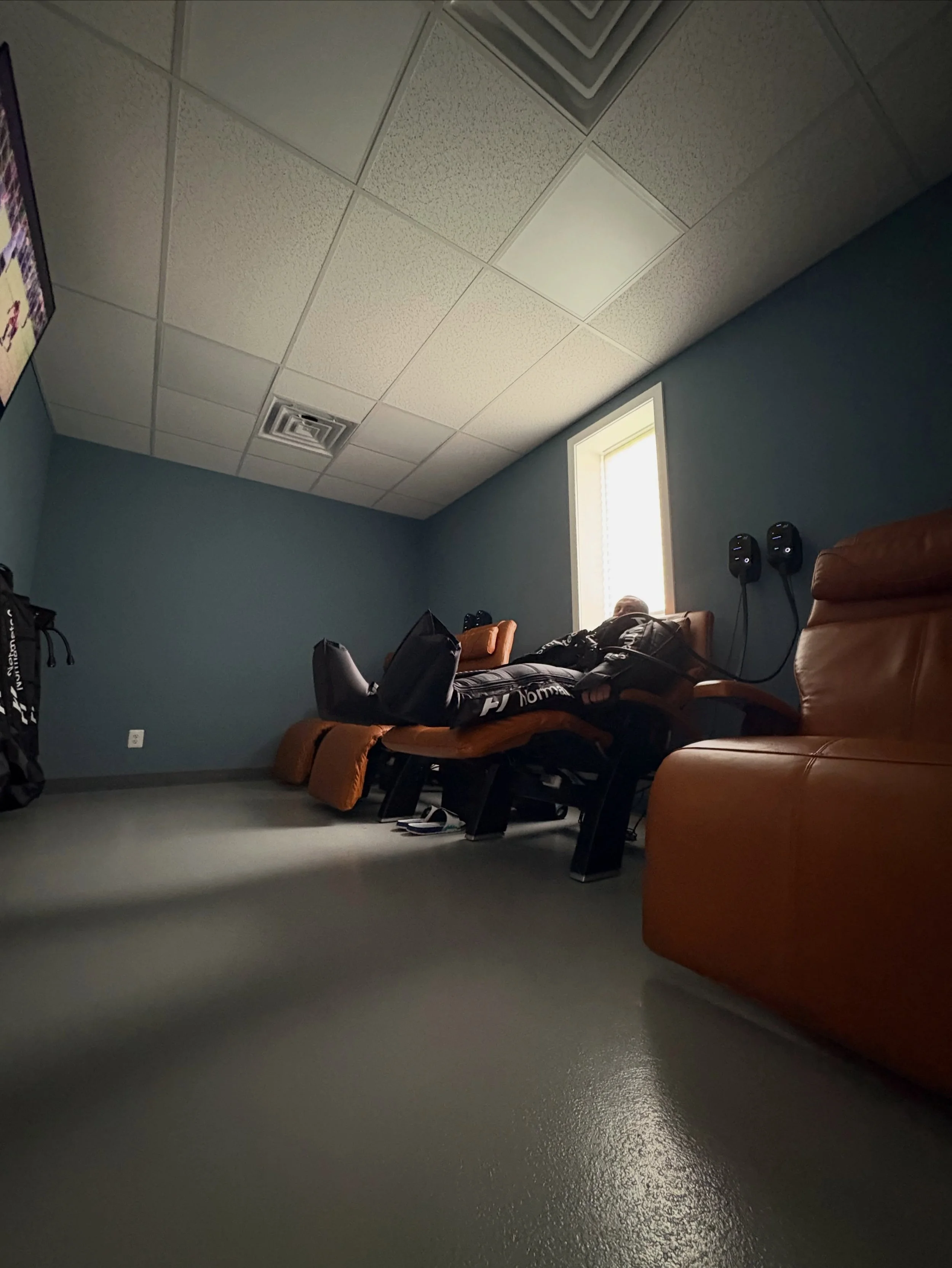 Champions don&rsquo;t just train hard they recover smart! 

Compression therapy and contrast therapy help support recovery, reduce fatigue, and keep the body ready for the next session. 

Recover Better. Live Elite. 

#recoverbetterliveelite #eliteed