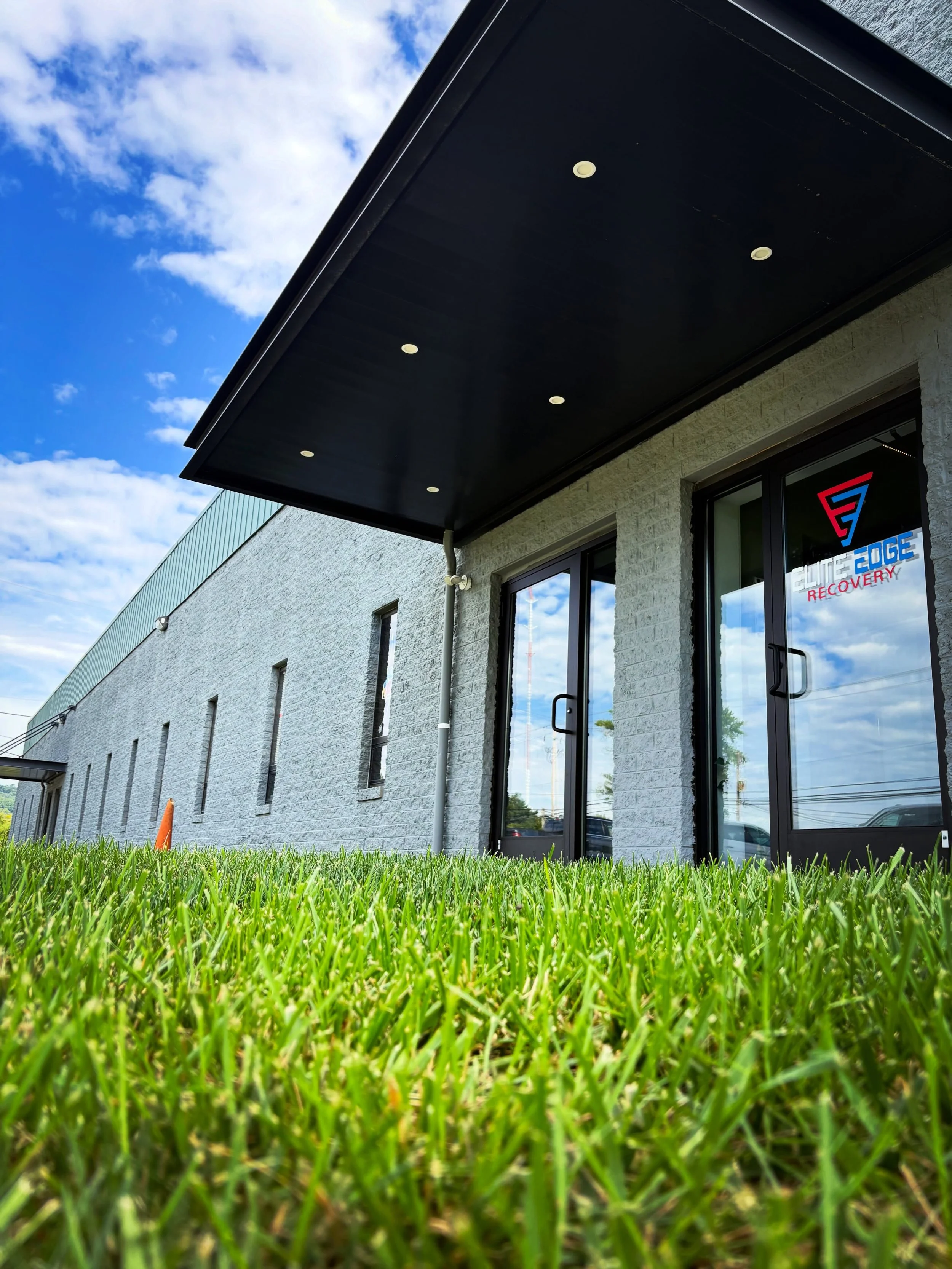 Your next recovery starts here 🔴🔵 

Welcome to Elite Edge recovery your local destination for cold plunge, infrared sauna, red light therapy, compression, hyperbaric, oxygen, and more. 

whether you training hard, looking to unwind, or just want to