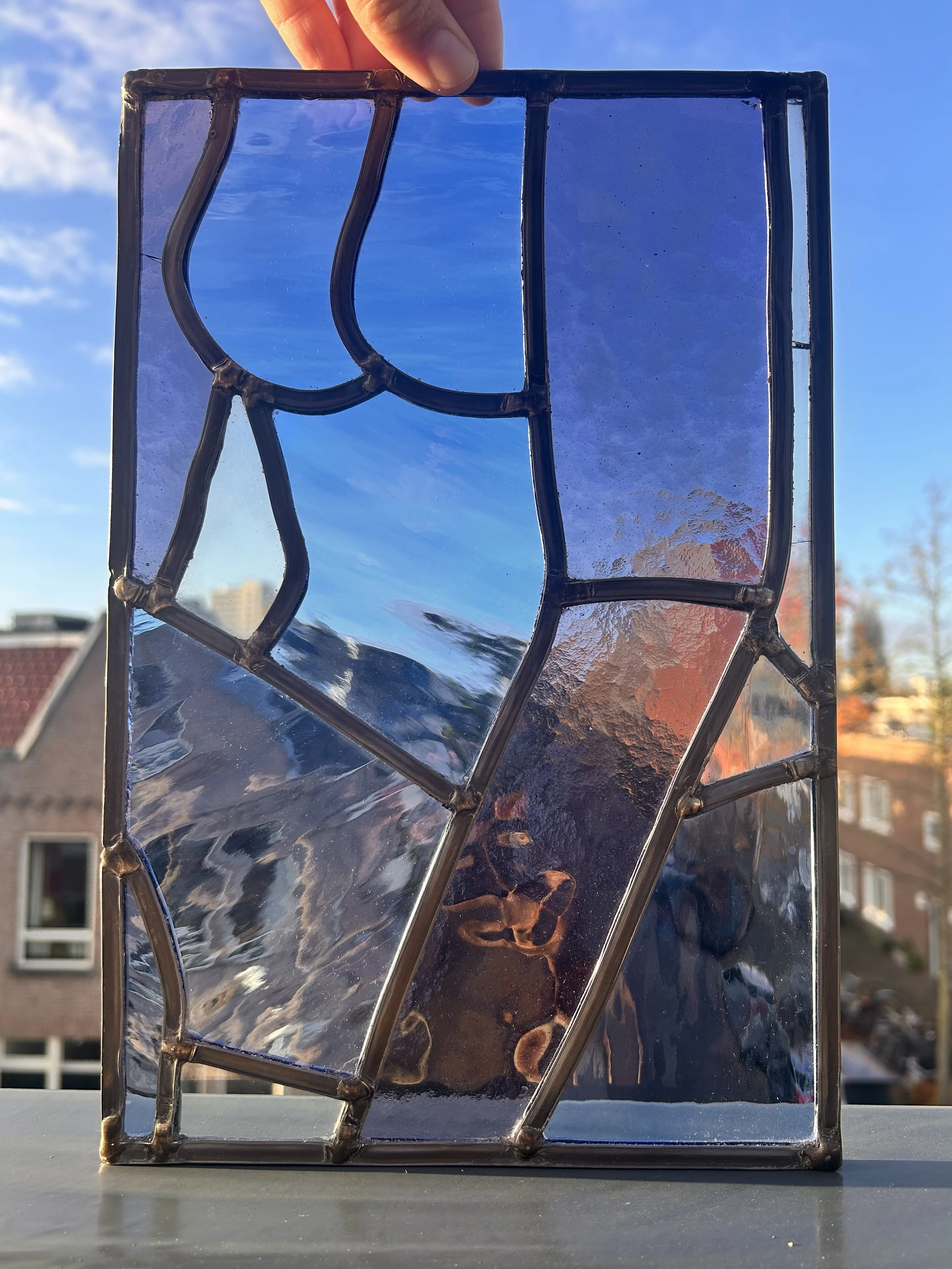 Raamkunstwerk van een vrouw in de kleuren blauw en paars.