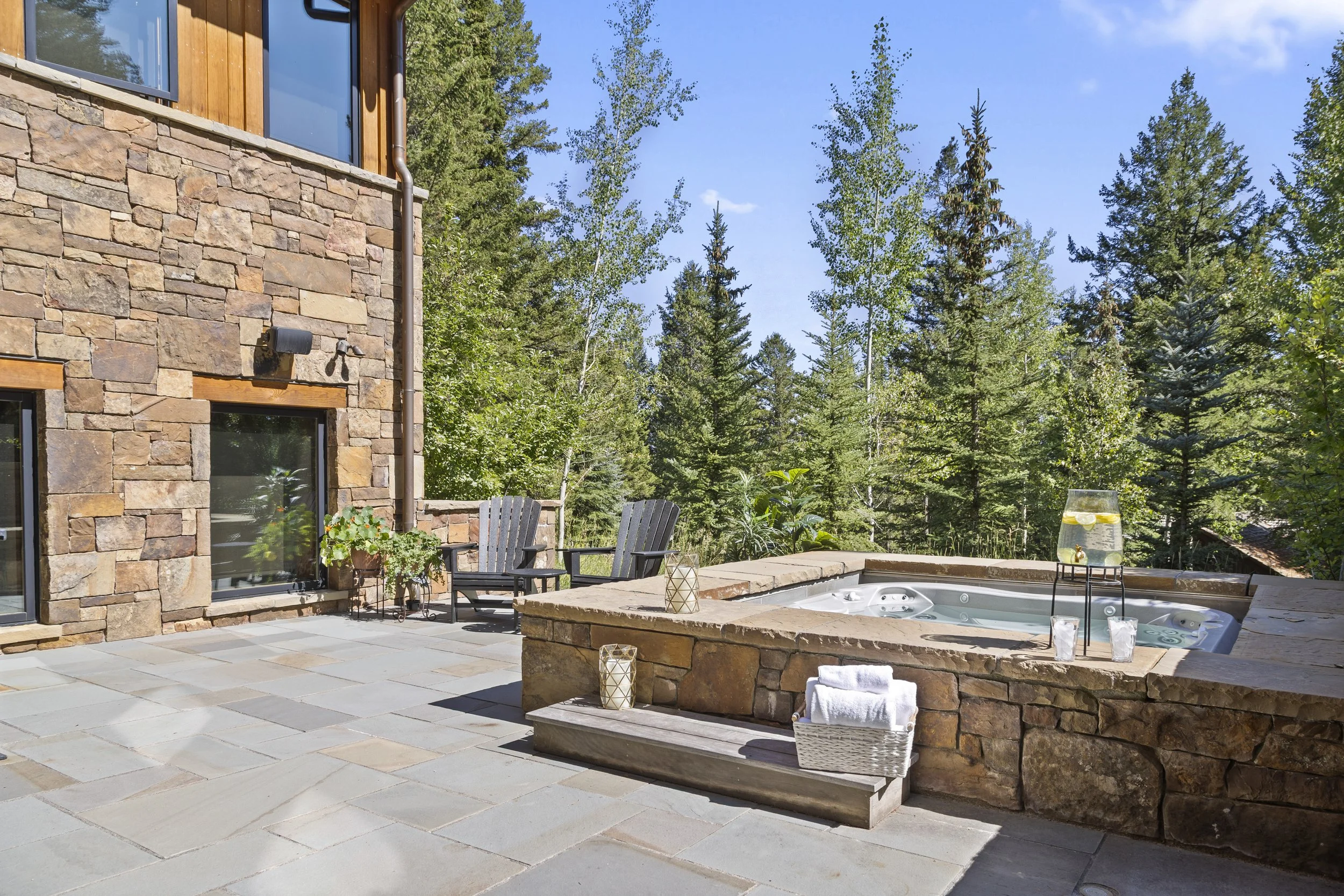 Hot tub with chairs.JPG