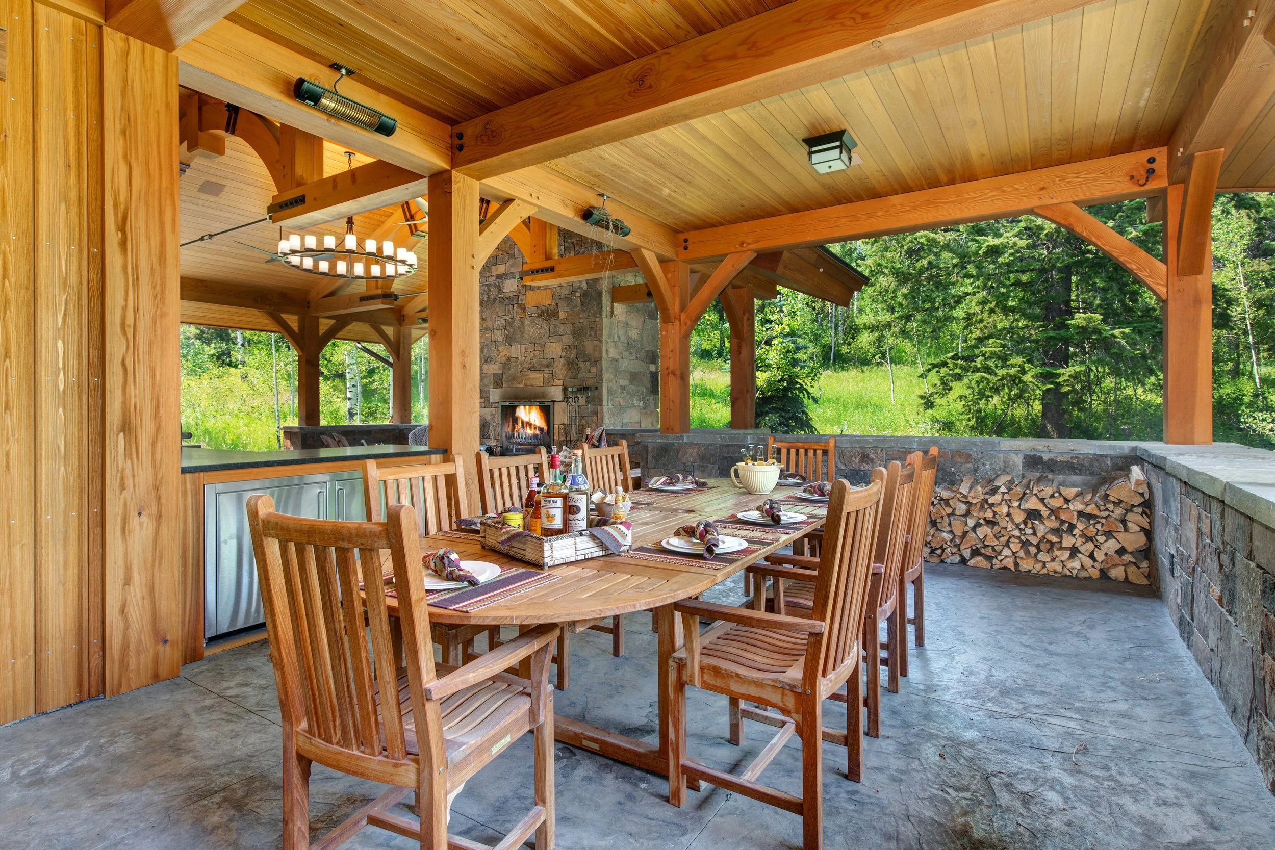 Outdoor dining room_2.jpg