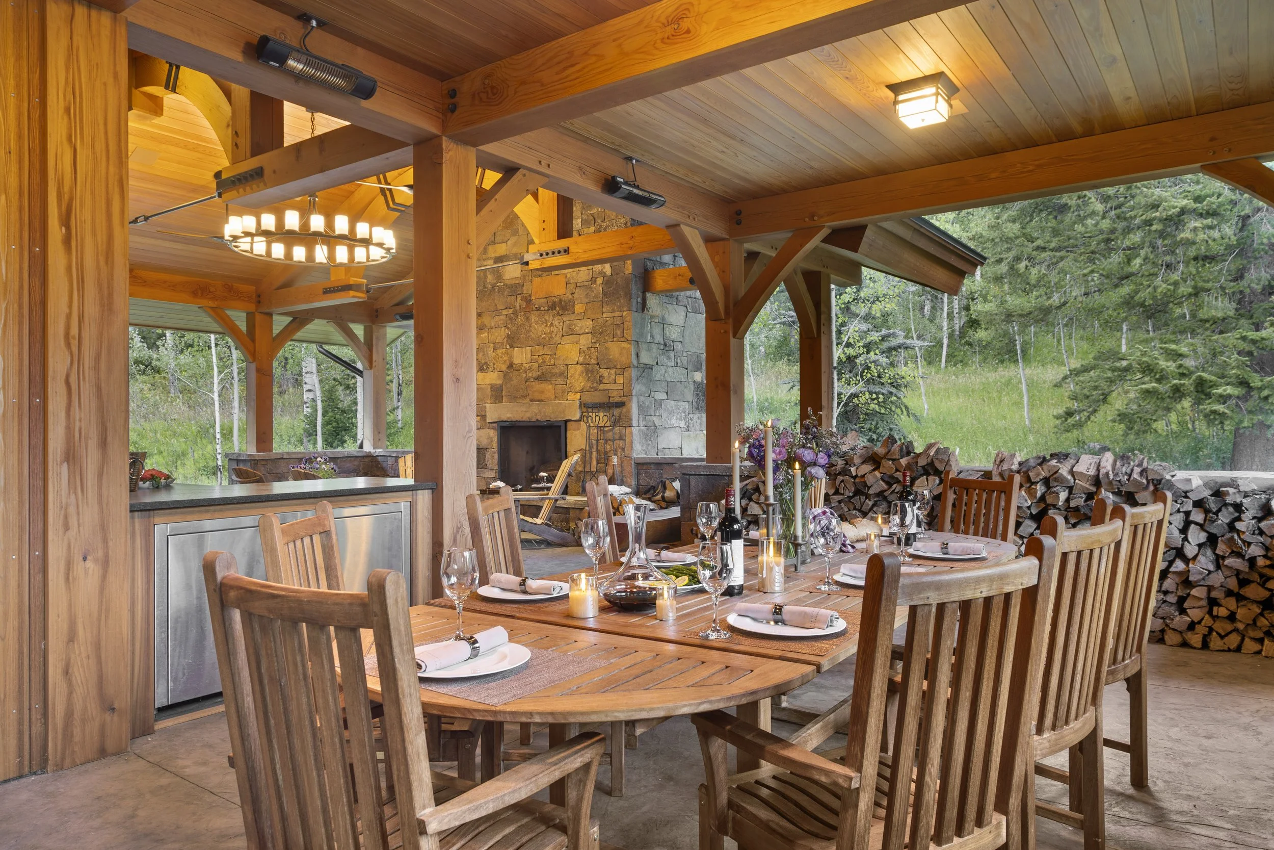 Outdoor dining room NEEDS FIRE.JPG