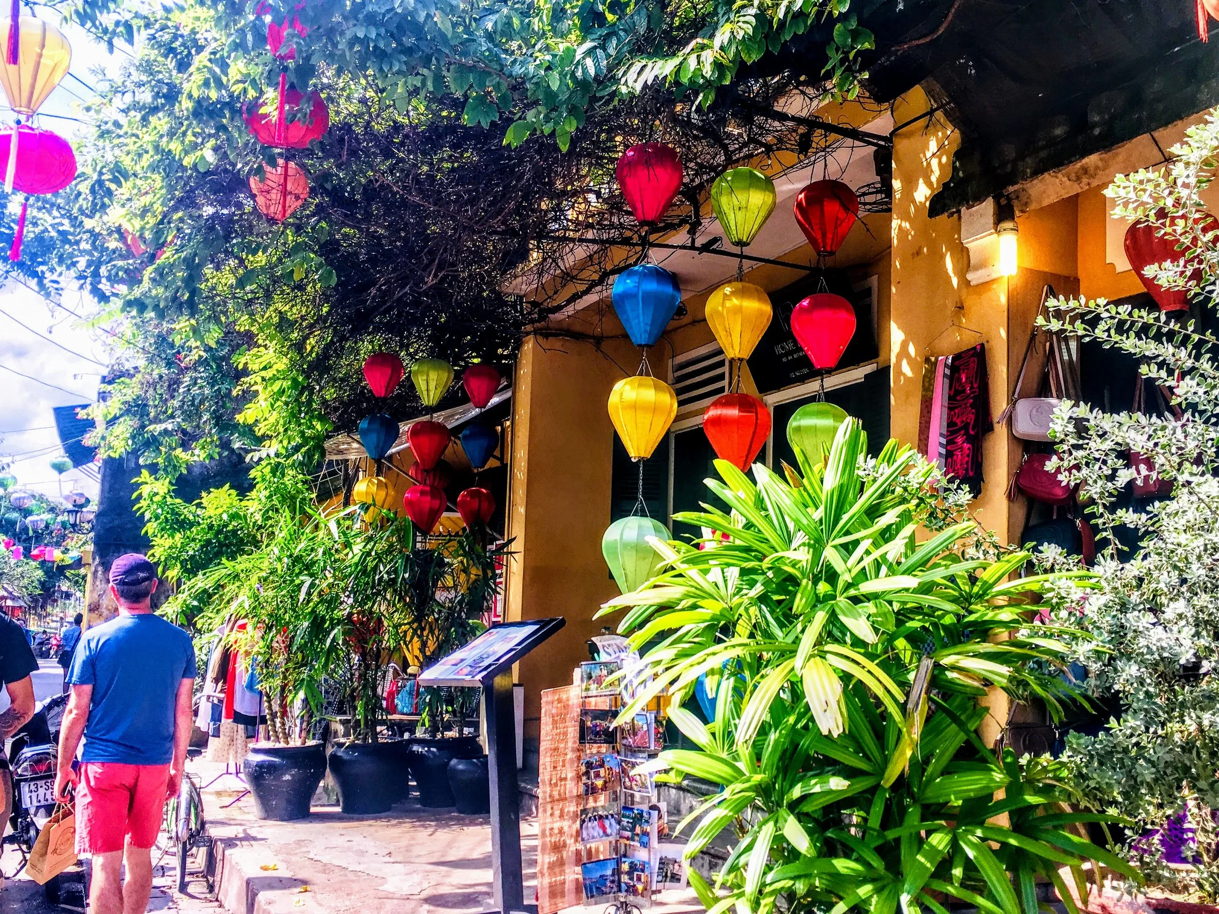 The color is quite saturated in this photo, but I think it reflects the heat and the atmosphere of Hôi An, Vietnam. January 2019. 
