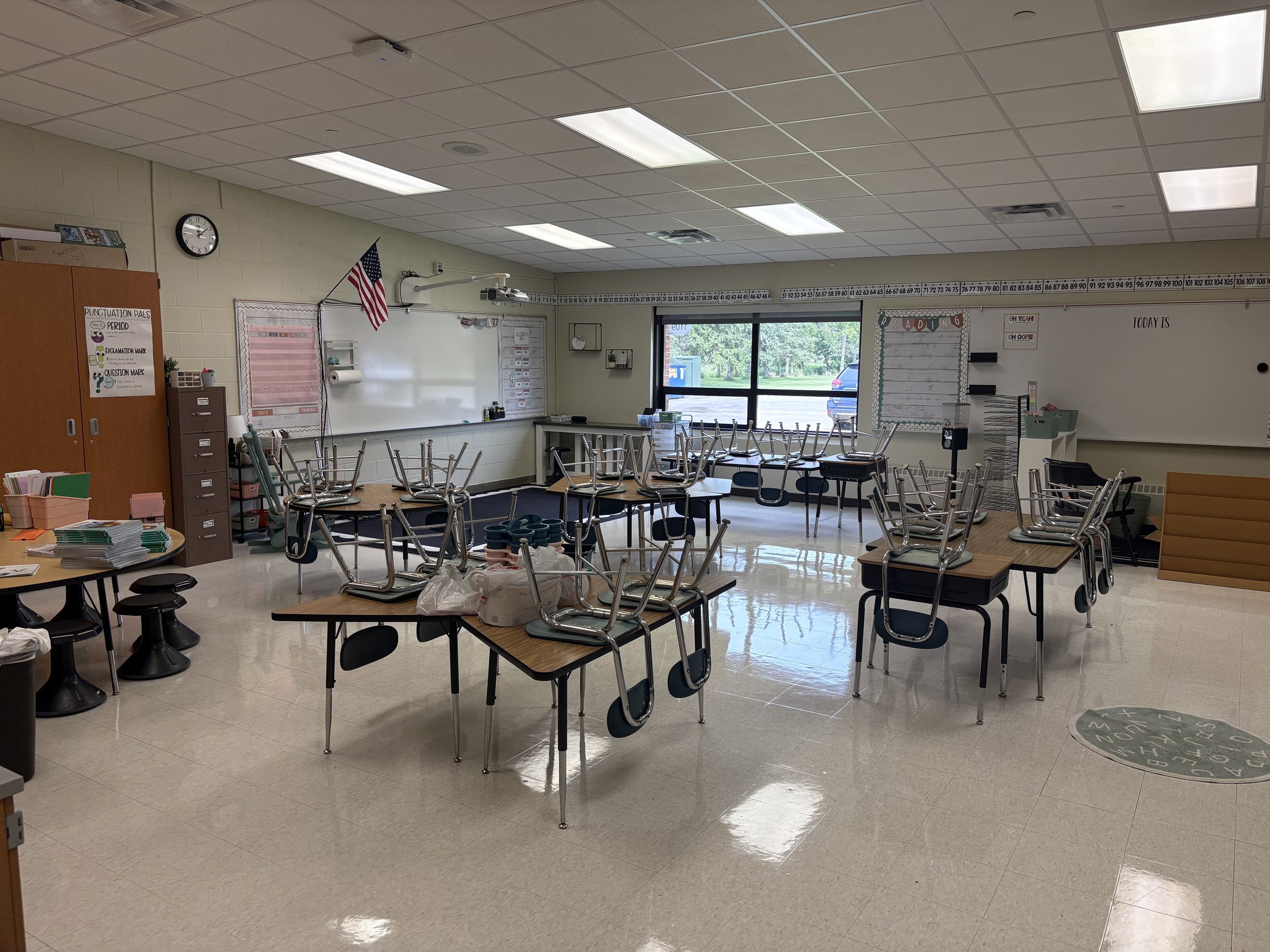 A photo showing the outdated fluorescent lighting at Lake Ripley Elementary School.