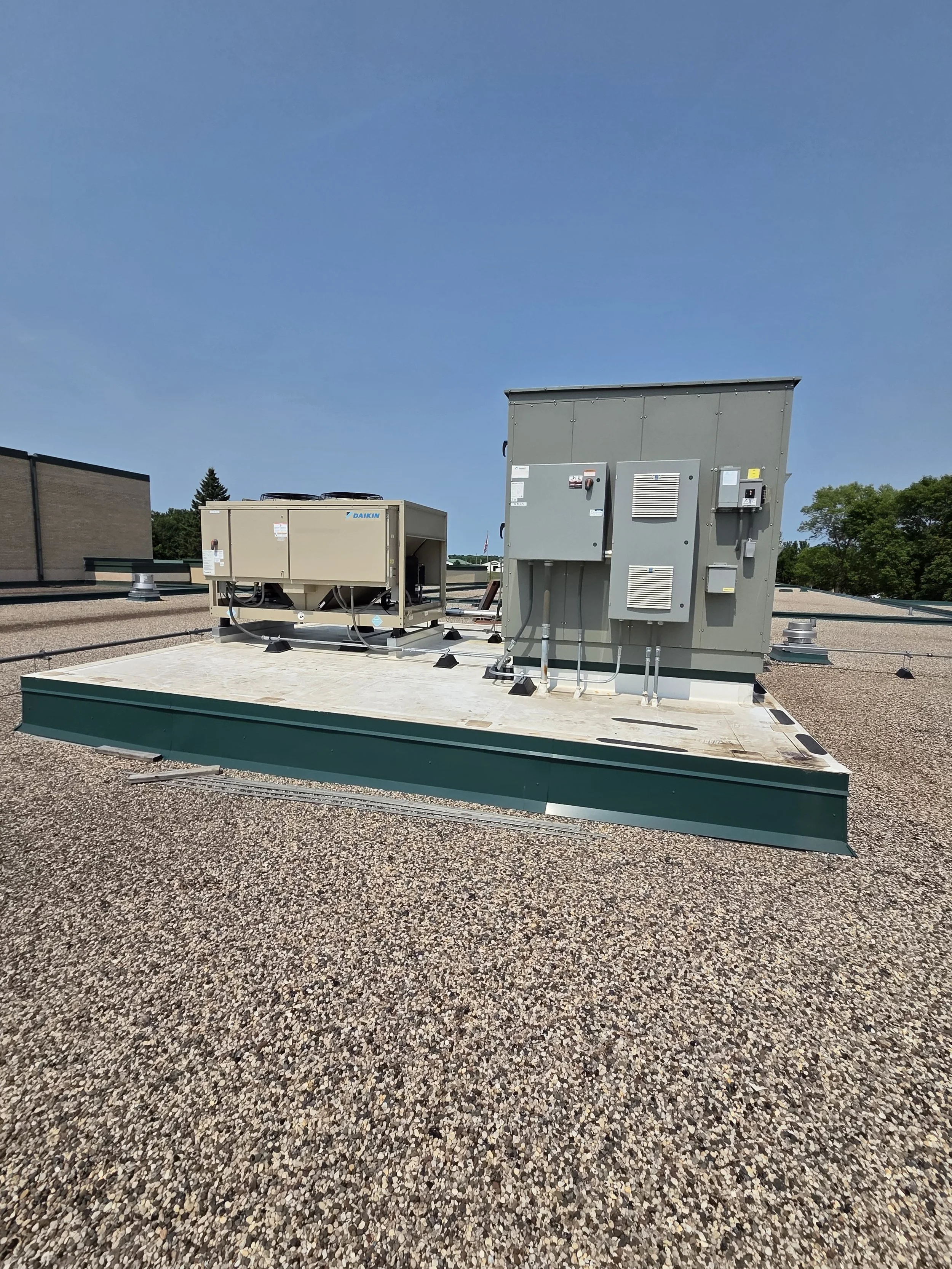 A photo showing an outdated roofing unit for the FACS room at the Litchfield Middle/High School.