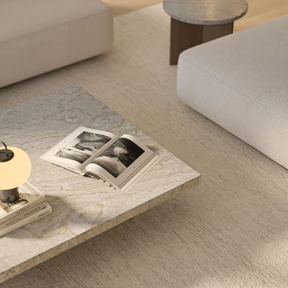 Tavolino da cortile in marmo con riviste e una lampada, in un soggiorno modern, arredamento minimalista.