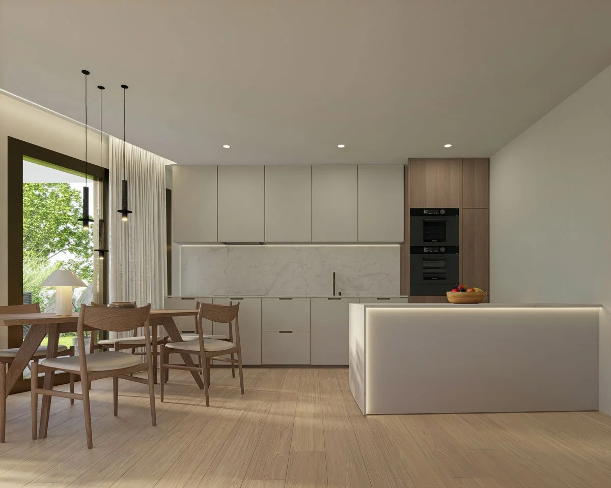 Cucina moderna con armadi bianchi, piano in marmo, tavolo in legno con sedie in legno, lampade pendenti nere, grande finestra con tende bianche, luce soffusa, elettrodomestici neri integrati nel mobile, ciotola di frutta sulla penisola.